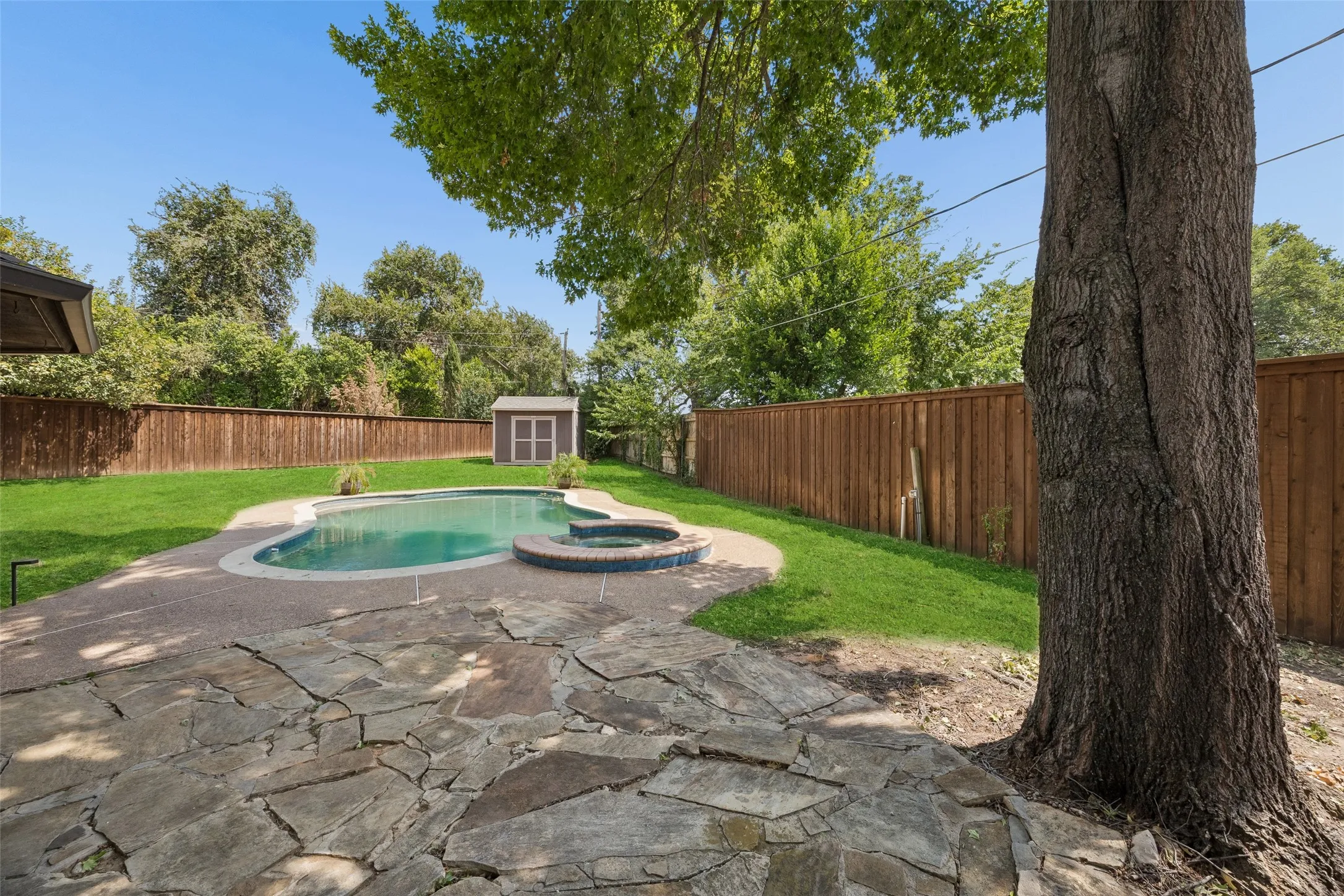 Single Family Residence For Sale in Tarrant County , 902 Briarcliff Court, Arlington, Texas 76012, 3 Bedroom, 2 Bathroom, 2 Garage spaces, 2,023 Sqft, built in 1984, mls#21364879, Real Estate Agent in Arlington, Homes For Sale in Tarrant county, Homes For Sale in Arlington, Realtor in Arlington Texas, Real Estate Brokerage Independent Realty Texas, Luminita Cordes Realtor