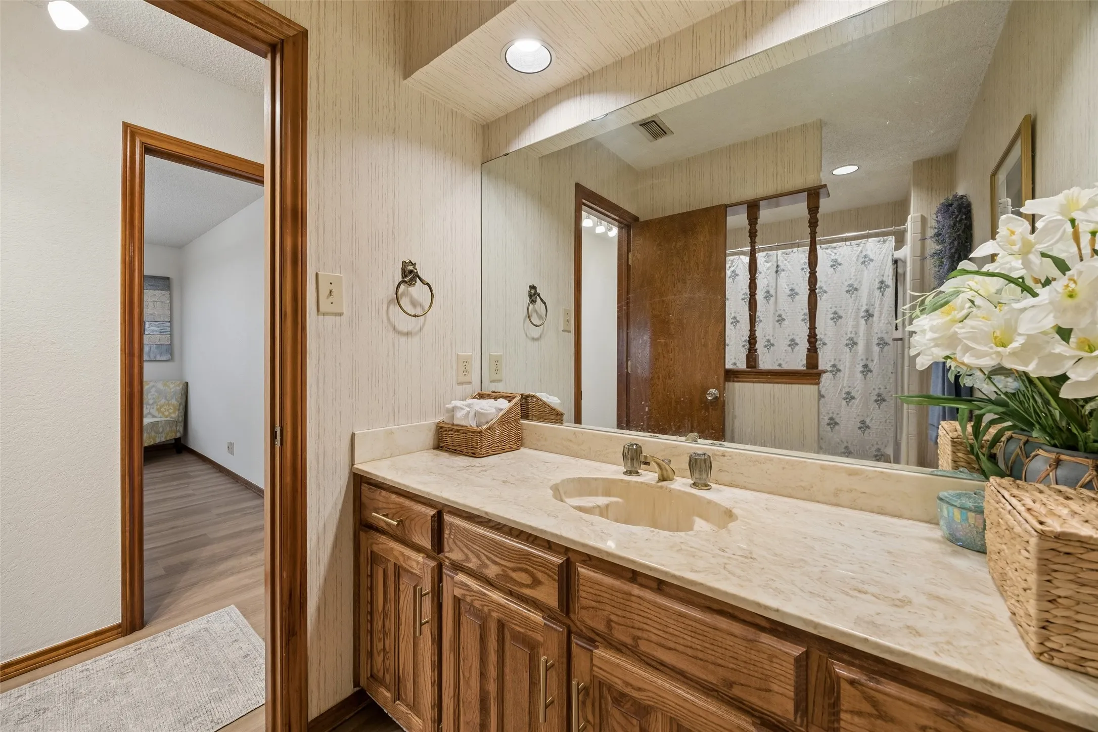 Single Family Residence For Sale in Tarrant County , 902 Briarcliff Court, Arlington, Texas 76012, 3 Bedroom, 2 Bathroom, 2 Garage spaces, 2,023 Sqft, built in 1984, mls#21364879, Real Estate Agent in Arlington, Homes For Sale in Tarrant county, Homes For Sale in Arlington, Realtor in Arlington Texas, Real Estate Brokerage Independent Realty Texas, Luminita Cordes Realtor
