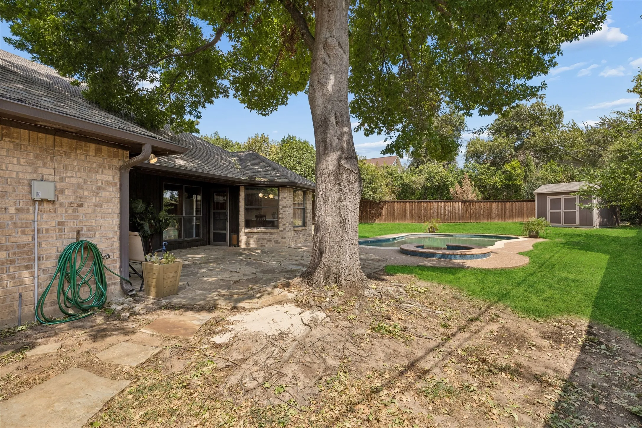 Single Family Residence For Sale in Tarrant County , 902 Briarcliff Court, Arlington, Texas 76012, 3 Bedroom, 2 Bathroom, 2 Garage spaces, 2,023 Sqft, built in 1984, mls#21364879, Real Estate Agent in Arlington, Homes For Sale in Tarrant county, Homes For Sale in Arlington, Realtor in Arlington Texas, Real Estate Brokerage Independent Realty Texas, Luminita Cordes Realtor