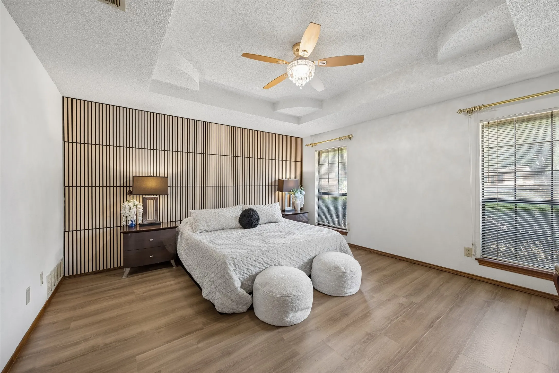 Single Family Residence For Sale in Tarrant County , 902 Briarcliff Court, Arlington, Texas 76012, 3 Bedroom, 2 Bathroom, 2 Garage spaces, 2,023 Sqft, built in 1984, mls#21364879, Real Estate Agent in Arlington, Homes For Sale in Tarrant county, Homes For Sale in Arlington, Realtor in Arlington Texas, Real Estate Brokerage Independent Realty Texas, Luminita Cordes Realtor