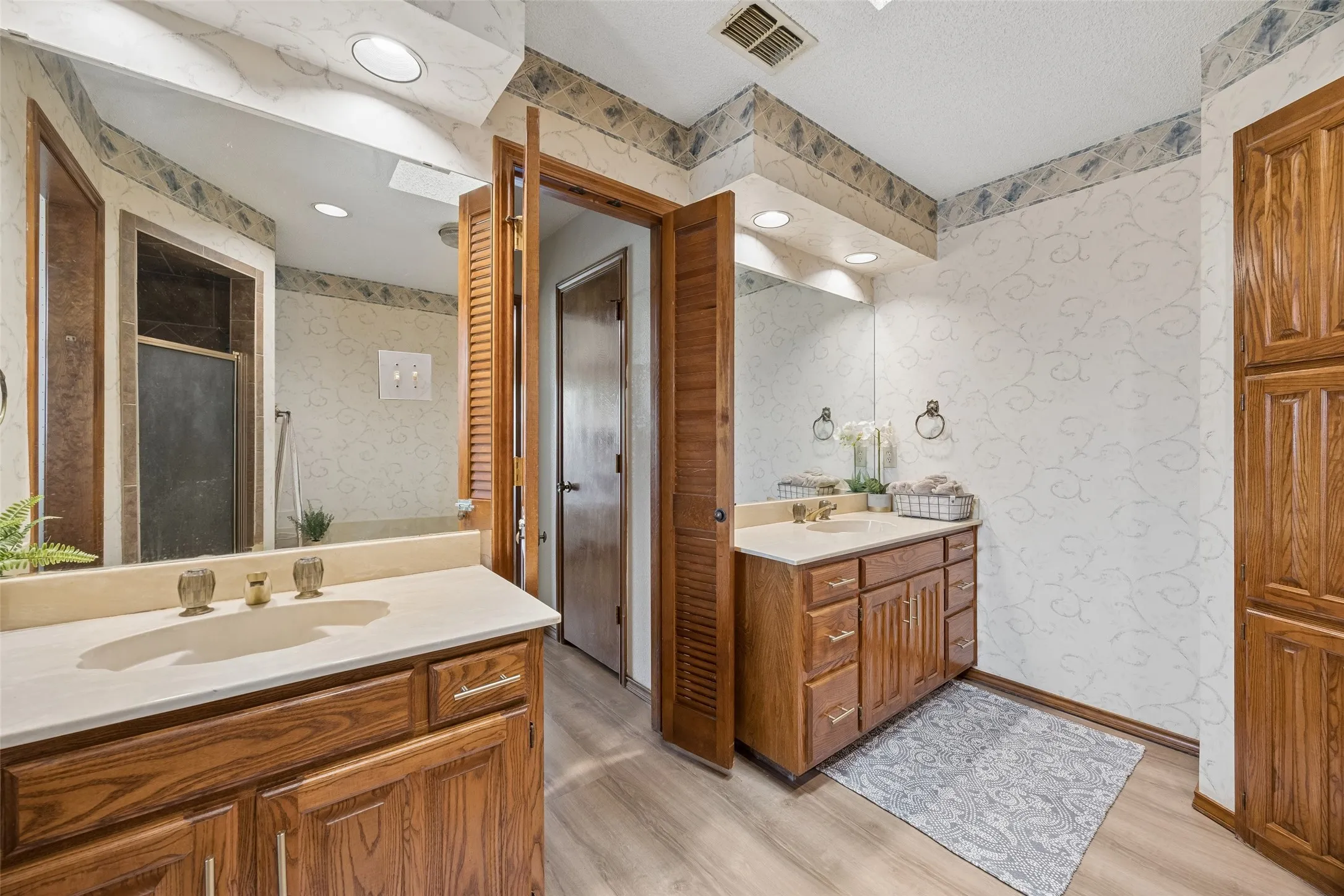 Single Family Residence For Sale in Tarrant County , 902 Briarcliff Court, Arlington, Texas 76012, 3 Bedroom, 2 Bathroom, 2 Garage spaces, 2,023 Sqft, built in 1984, mls#21364879, Real Estate Agent in Arlington, Homes For Sale in Tarrant county, Homes For Sale in Arlington, Realtor in Arlington Texas, Real Estate Brokerage Independent Realty Texas, Luminita Cordes Realtor
