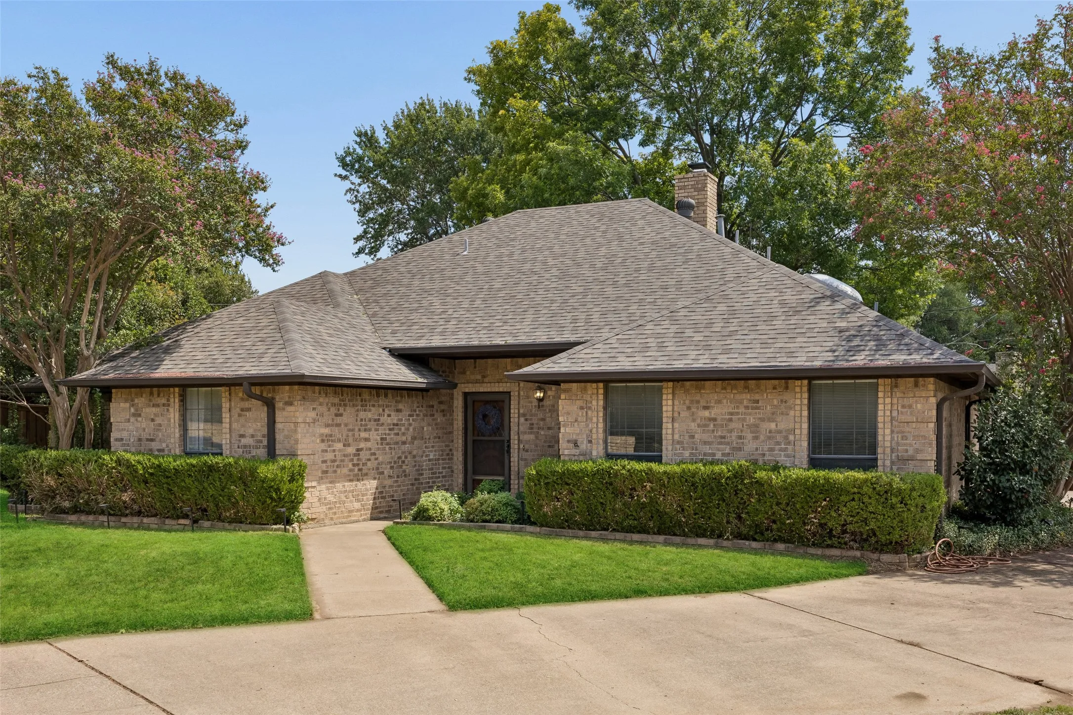 Single Family Residence For Sale in Tarrant County , 902 Briarcliff Court, Arlington, Texas 76012, 3 Bedroom, 2 Bathroom, 2 Garage spaces, 2,023 Sqft, built in 1984, mls#21364879, Real Estate Agent in Arlington, Homes For Sale in Tarrant county, Homes For Sale in Arlington, Realtor in Arlington Texas, Real Estate Brokerage Independent Realty Texas, Luminita Cordes Realtor