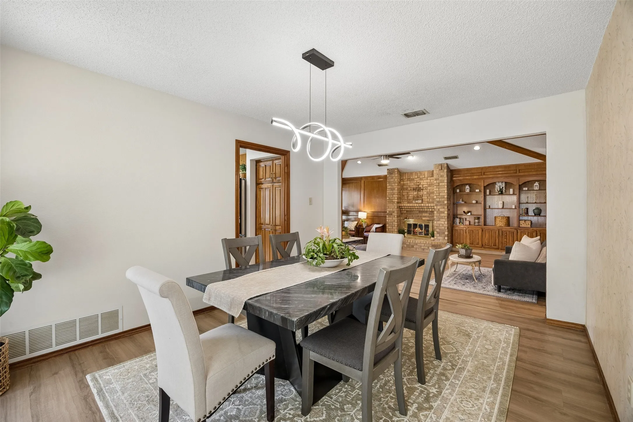 Single Family Residence For Sale in Tarrant County , 902 Briarcliff Court, Arlington, Texas 76012, 3 Bedroom, 2 Bathroom, 2 Garage spaces, 2,023 Sqft, built in 1984, mls#21364879, Real Estate Agent in Arlington, Homes For Sale in Tarrant county, Homes For Sale in Arlington, Realtor in Arlington Texas, Real Estate Brokerage Independent Realty Texas, Luminita Cordes Realtor
