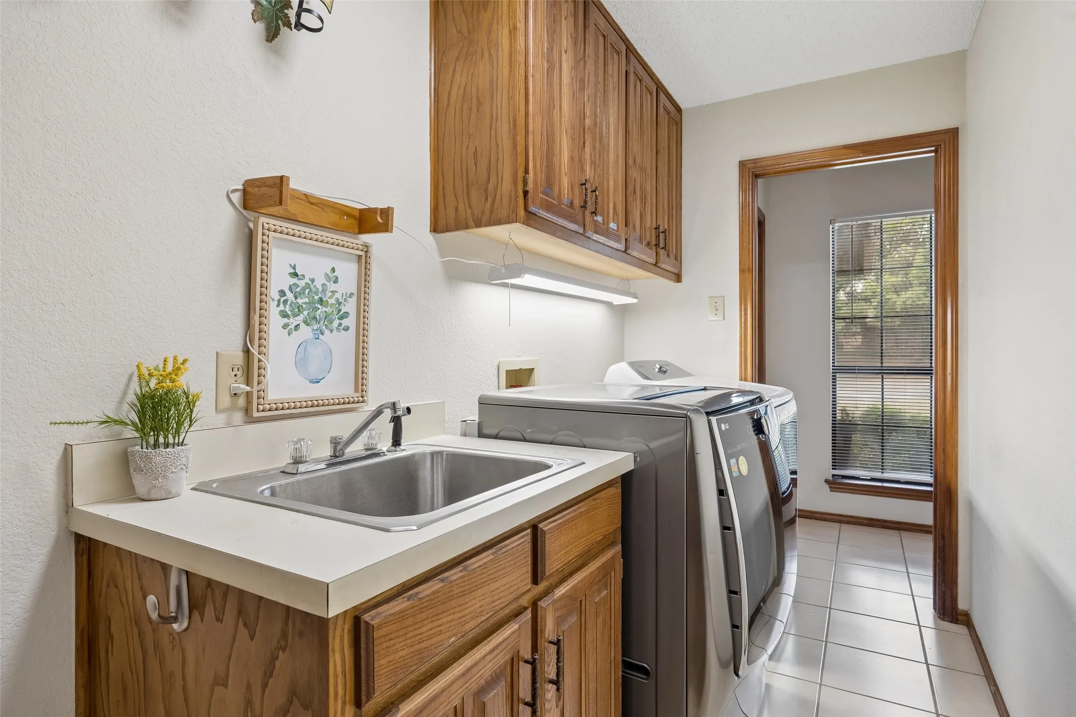 Single Family Residence For Sale in Tarrant County , 902 Briarcliff Court, Arlington, Texas 76012, 3 Bedroom, 2 Bathroom, 2 Garage spaces, 2,023 Sqft, built in 1984, mls#21364879, Real Estate Agent in Arlington, Homes For Sale in Tarrant county, Homes For Sale in Arlington, Realtor in Arlington Texas, Real Estate Brokerage Independent Realty Texas, Luminita Cordes Realtor