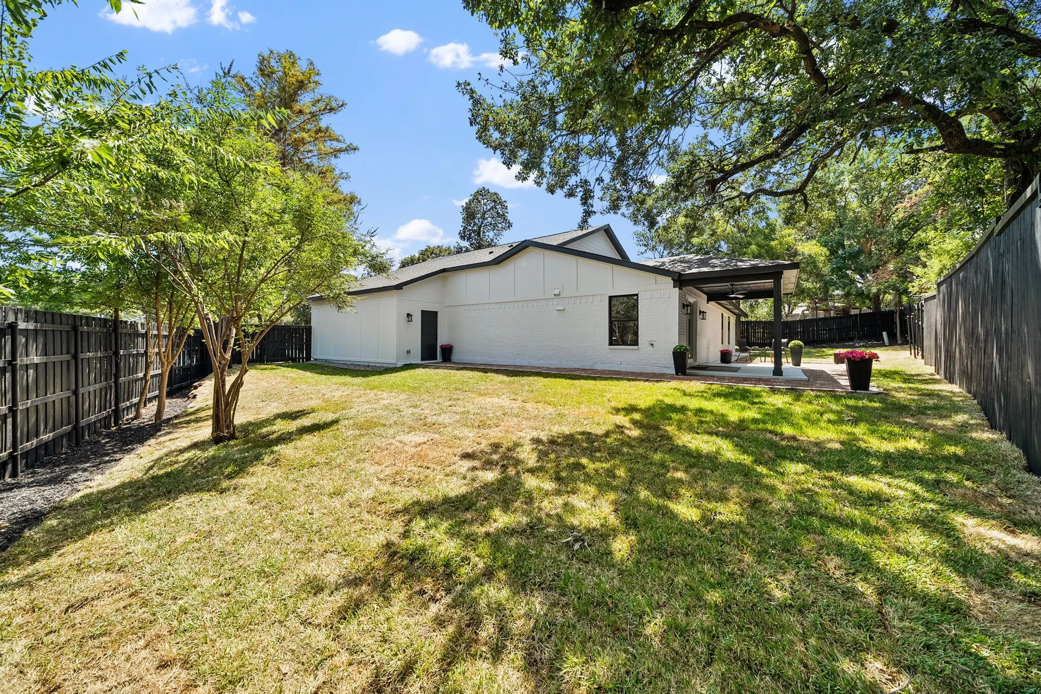 Single Family Residence For Sale in Tarrant County , 1309 Shady Hollow, Euless, Texas 76039, 4 Bedroom, 3 Bathroom, 1 Garage spaces, 2,132 Sqft, built in 1972, mls#21364345, Real Estate Agent in Euless, Homes For Sale in Tarrant county, Homes For Sale in Euless, Realtor in Euless Texas, Real Estate Brokerage Independent Realty Texas, Luminita Cordes Realtor