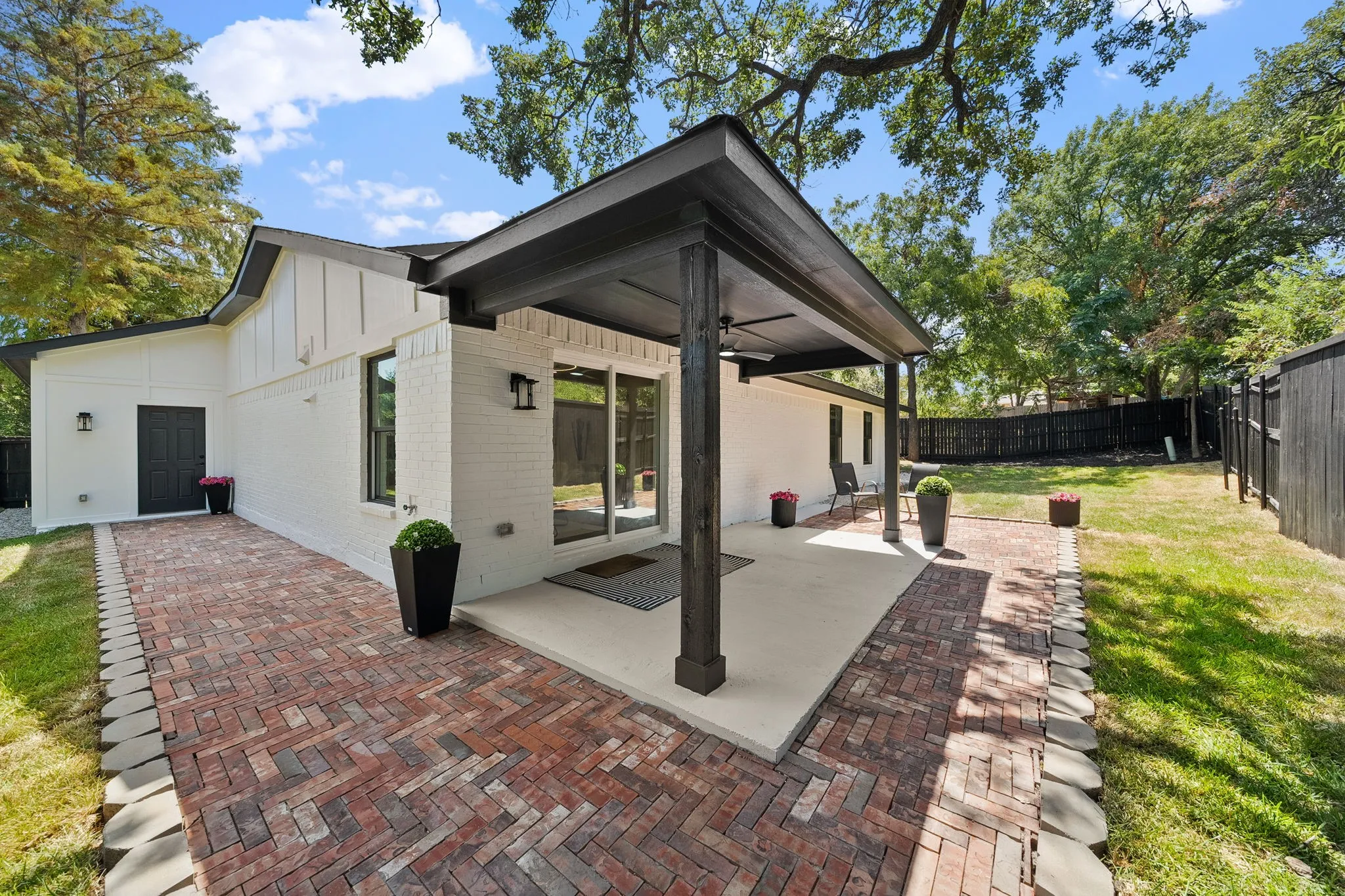 Single Family Residence For Sale in Tarrant County , 1309 Shady Hollow, Euless, Texas 76039, 4 Bedroom, 3 Bathroom, 1 Garage spaces, 2,132 Sqft, built in 1972, mls#21364345, Real Estate Agent in Euless, Homes For Sale in Tarrant county, Homes For Sale in Euless, Realtor in Euless Texas, Real Estate Brokerage Independent Realty Texas, Luminita Cordes Realtor