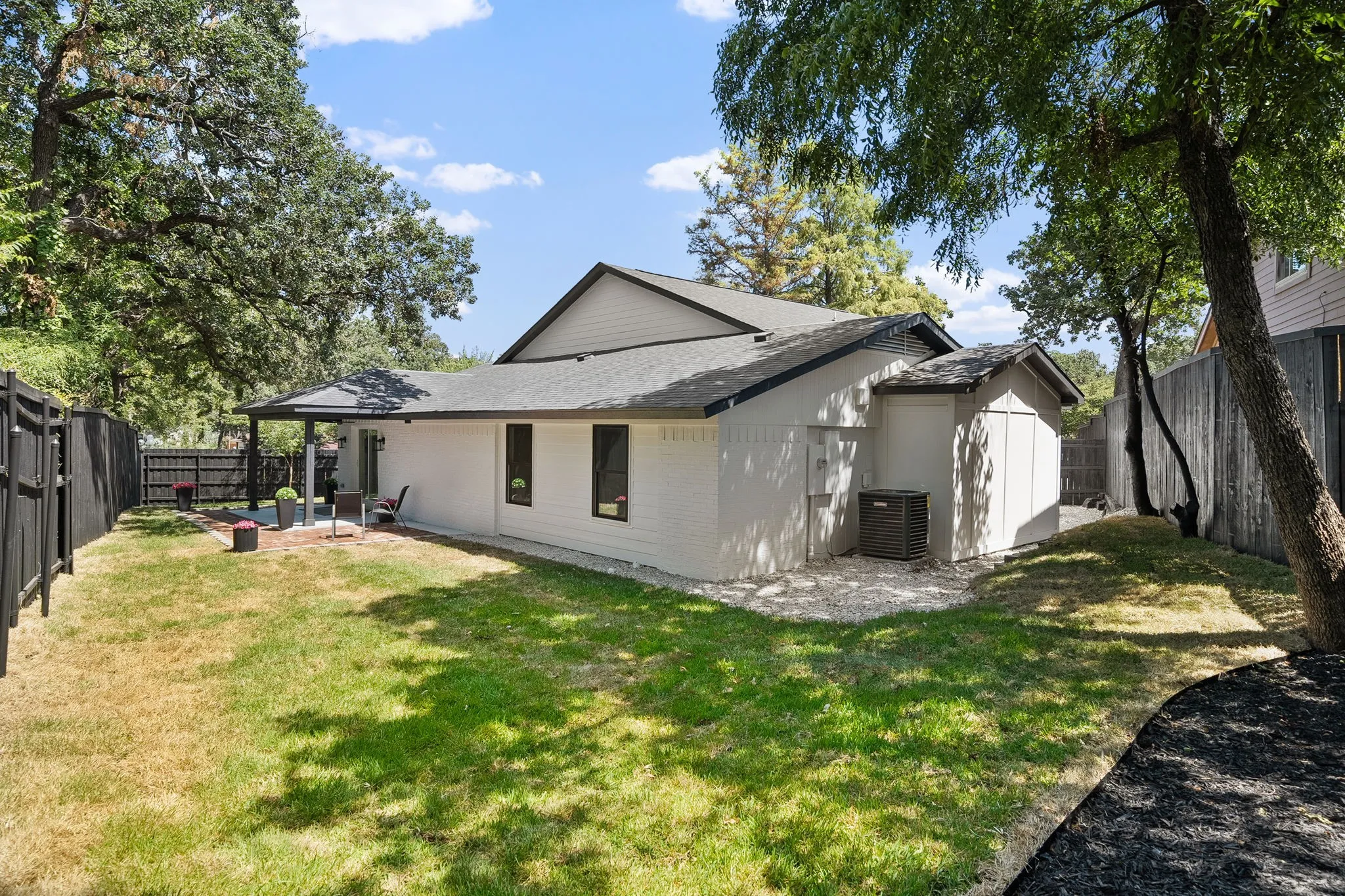 Single Family Residence For Sale in Tarrant County , 1309 Shady Hollow, Euless, Texas 76039, 4 Bedroom, 3 Bathroom, 1 Garage spaces, 2,132 Sqft, built in 1972, mls#21364345, Real Estate Agent in Euless, Homes For Sale in Tarrant county, Homes For Sale in Euless, Realtor in Euless Texas, Real Estate Brokerage Independent Realty Texas, Luminita Cordes Realtor