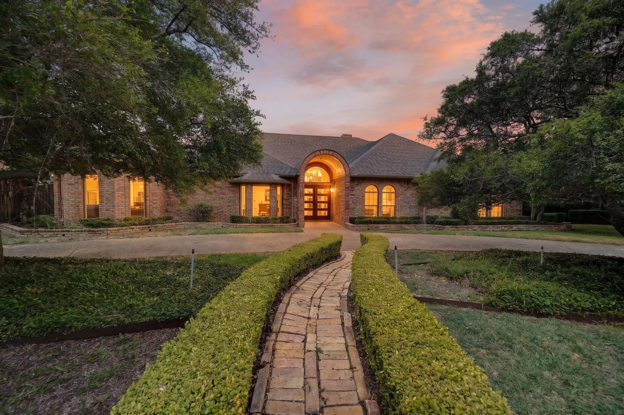 Single Family Residence For Sale in Dallas County , 10101 Bridgegate Lane, Dallas, Texas 75243, 4 Bedroom, 3 Bathroom, 3 Garage spaces, 3,125 Sqft, built in 1985, mls#21343099, Real Estate Agent in Dallas, Homes For Sale in Dallas county, Homes For Sale in Dallas, Realtor in Dallas Texas, Real Estate Brokerage Independent Realty Texas, Luminita Cordes Realtor