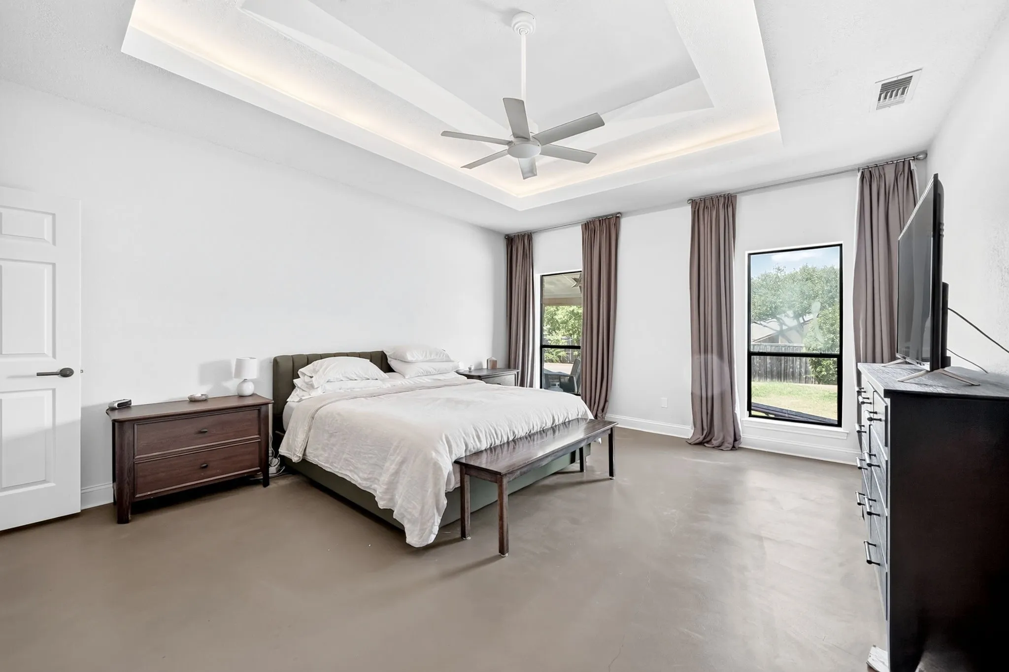 Recessed ceiling with integrated lighting and a ceiling fan