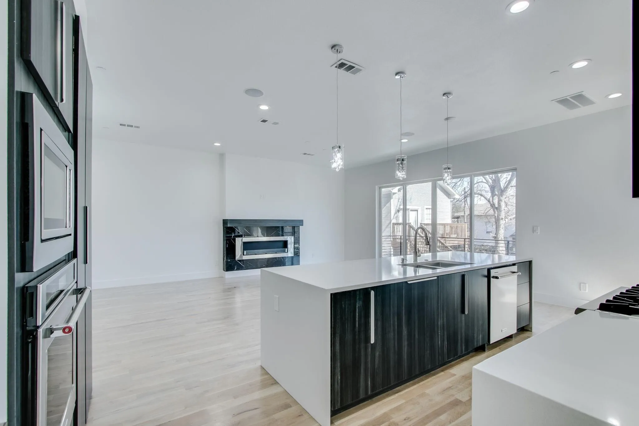Townhouse For Rent in Dallas County , 708 W 9th Street 103, Dallas, Texas 75208, 3 Bedroom, 4 Bathroom, 2 Garage spaces, 2,326 Sqft, built in 2021, mls#21364887, Real Estate Agent in Dallas, Homes For Rent in Dallas county, Homes For Rent in Dallas, Realtor in Dallas Texas, Real Estate Brokerage Independent Realty Texas, Luminita Cordes Realtor