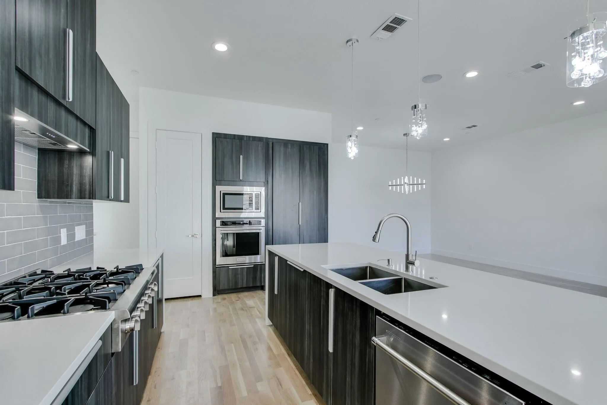 Townhouse For Rent in Dallas County , 708 W 9th Street 103, Dallas, Texas 75208, 3 Bedroom, 4 Bathroom, 2 Garage spaces, 2,326 Sqft, built in 2021, mls#21364887, Real Estate Agent in Dallas, Homes For Rent in Dallas county, Homes For Rent in Dallas, Realtor in Dallas Texas, Real Estate Brokerage Independent Realty Texas, Luminita Cordes Realtor