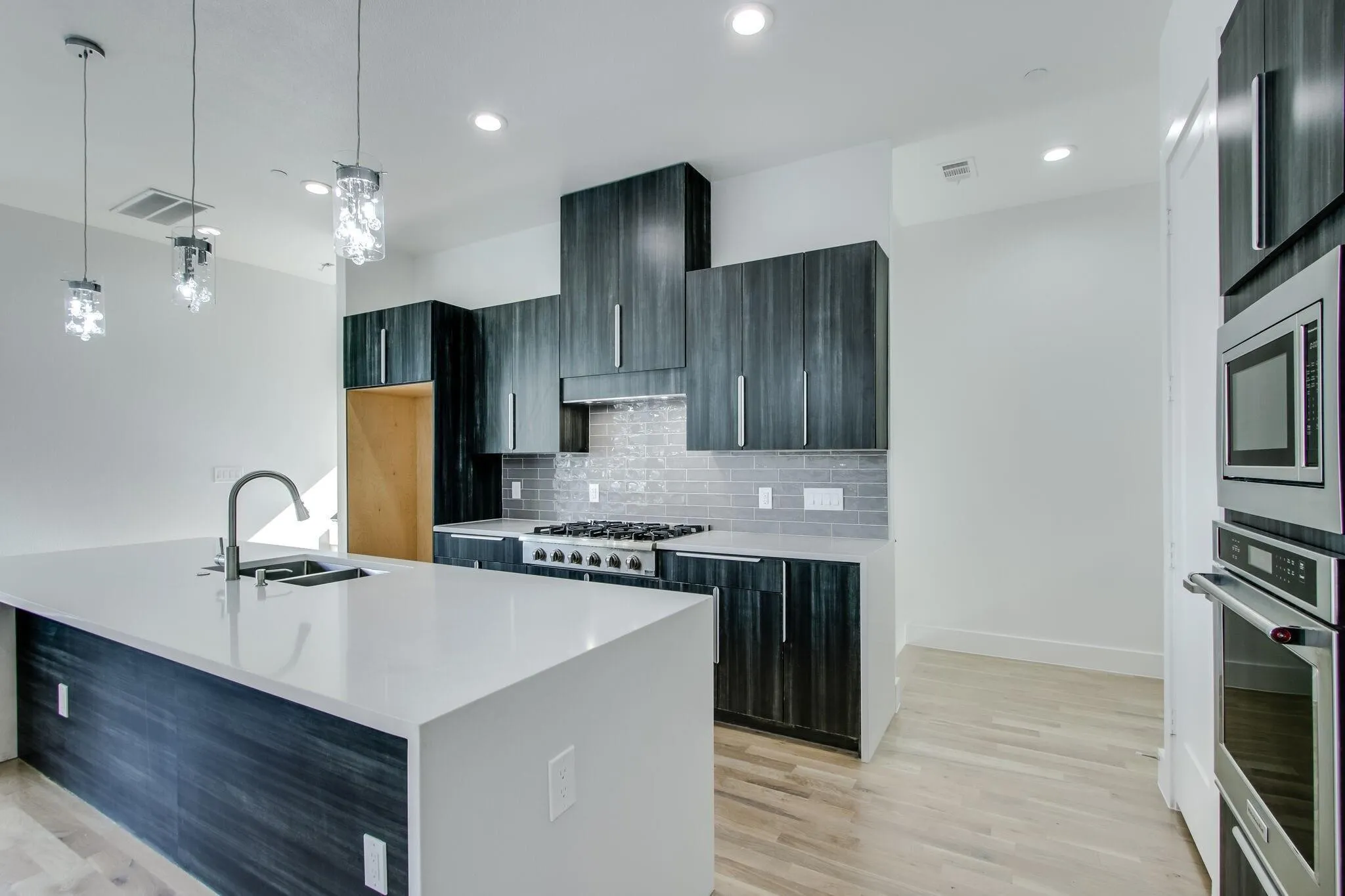 Townhouse For Rent in Dallas County , 708 W 9th Street 103, Dallas, Texas 75208, 3 Bedroom, 4 Bathroom, 2 Garage spaces, 2,326 Sqft, built in 2021, mls#21364887, Real Estate Agent in Dallas, Homes For Rent in Dallas county, Homes For Rent in Dallas, Realtor in Dallas Texas, Real Estate Brokerage Independent Realty Texas, Luminita Cordes Realtor