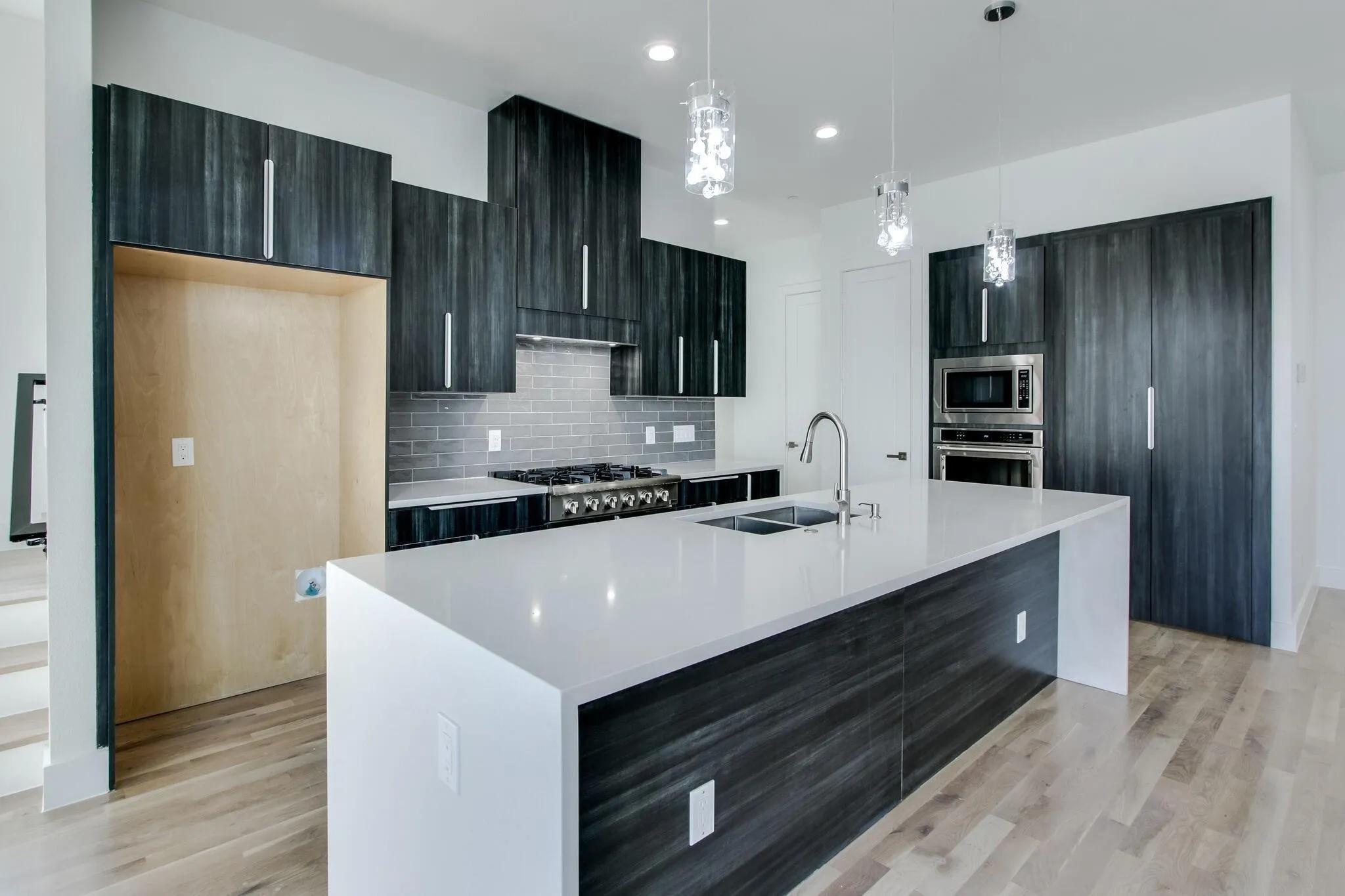 Townhouse For Rent in Dallas County , 708 W 9th Street 103, Dallas, Texas 75208, 3 Bedroom, 4 Bathroom, 2 Garage spaces, 2,326 Sqft, built in 2021, mls#21364887, Real Estate Agent in Dallas, Homes For Rent in Dallas county, Homes For Rent in Dallas, Realtor in Dallas Texas, Real Estate Brokerage Independent Realty Texas, Luminita Cordes Realtor
