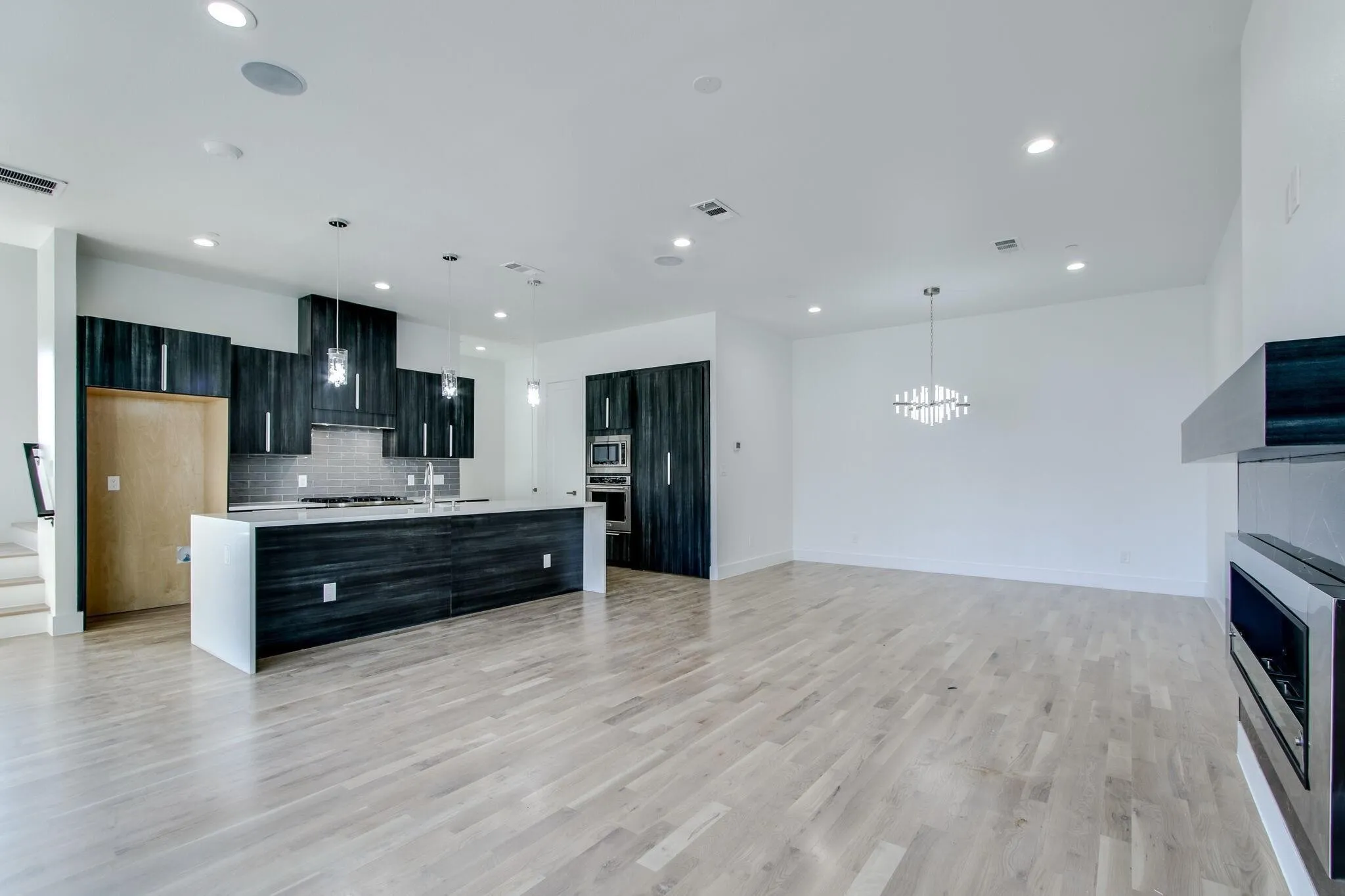 Townhouse For Rent in Dallas County , 708 W 9th Street 103, Dallas, Texas 75208, 3 Bedroom, 4 Bathroom, 2 Garage spaces, 2,326 Sqft, built in 2021, mls#21364887, Real Estate Agent in Dallas, Homes For Rent in Dallas county, Homes For Rent in Dallas, Realtor in Dallas Texas, Real Estate Brokerage Independent Realty Texas, Luminita Cordes Realtor