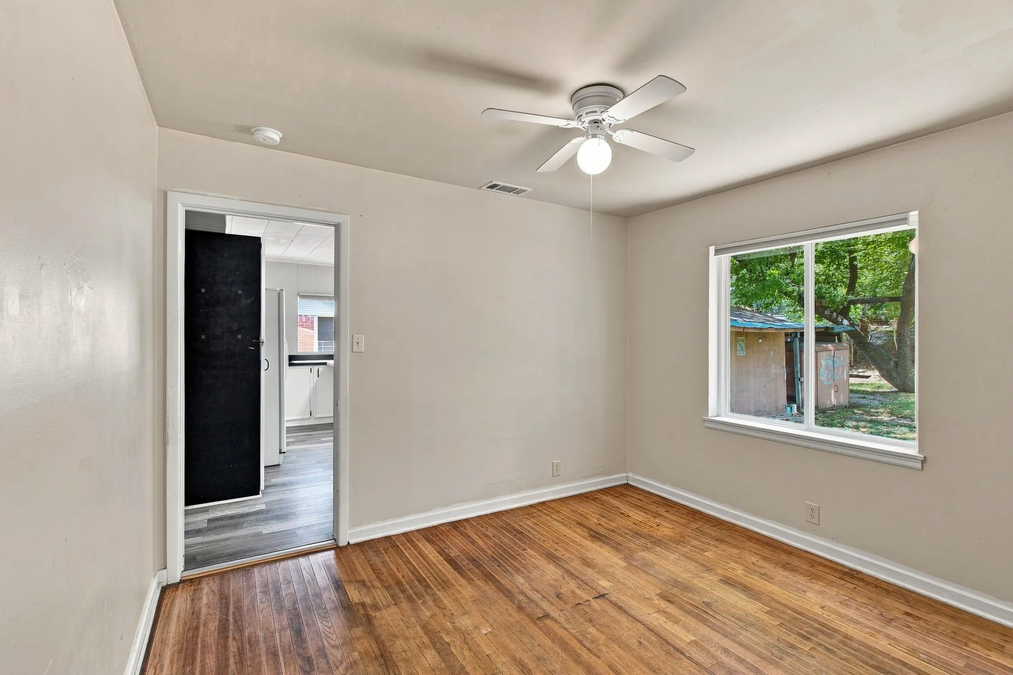 Single Family Residence For Sale in Dallas County , 726 N Carrier Parkway, Grand Prairie, Texas 75050, 3 Bedroom, 1 Bathroom, Garage spaces, 1,131 Sqft, built in 1954, mls#21325977, Real Estate Agent in Grand Prairie, Homes For Sale in Dallas county, Homes For Sale in Grand Prairie, Realtor in Grand Prairie Texas, Real Estate Brokerage Independent Realty Texas, Luminita Cordes Realtor