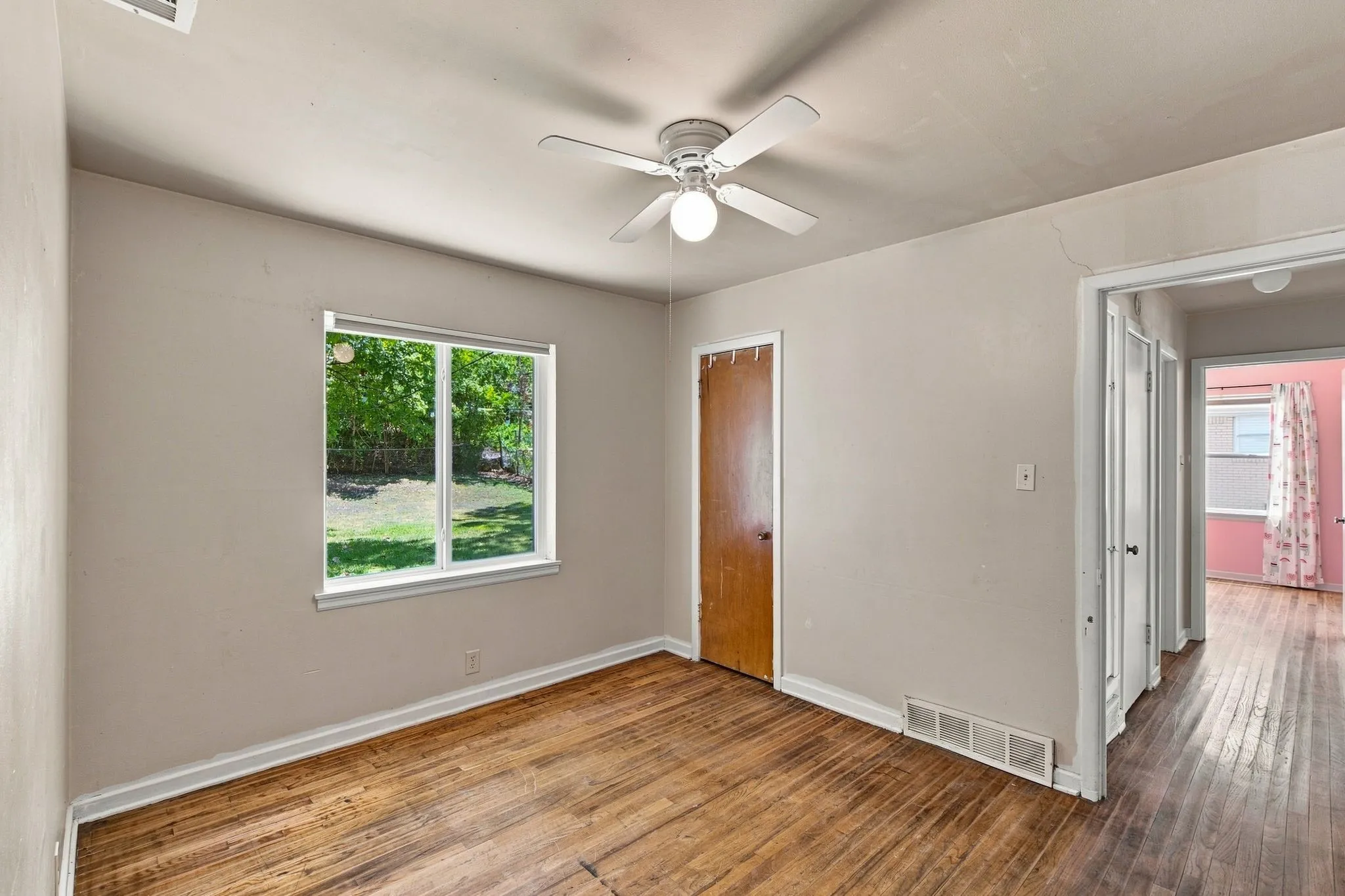 Single Family Residence For Sale in Dallas County , 726 N Carrier Parkway, Grand Prairie, Texas 75050, 3 Bedroom, 1 Bathroom, Garage spaces, 1,131 Sqft, built in 1954, mls#21325977, Real Estate Agent in Grand Prairie, Homes For Sale in Dallas county, Homes For Sale in Grand Prairie, Realtor in Grand Prairie Texas, Real Estate Brokerage Independent Realty Texas, Luminita Cordes Realtor