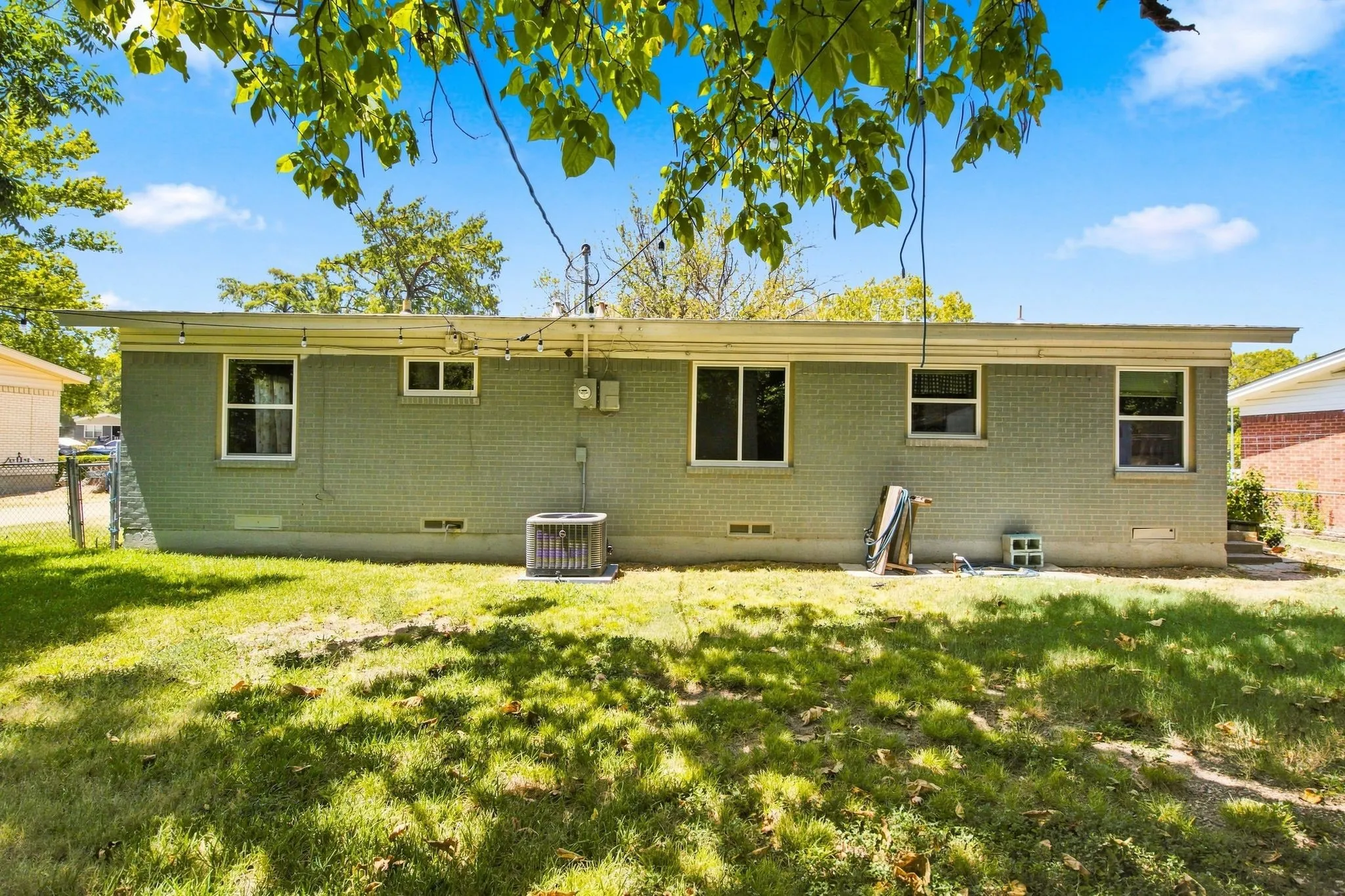 Single Family Residence For Sale in Dallas County , 726 N Carrier Parkway, Grand Prairie, Texas 75050, 3 Bedroom, 1 Bathroom, Garage spaces, 1,131 Sqft, built in 1954, mls#21325977, Real Estate Agent in Grand Prairie, Homes For Sale in Dallas county, Homes For Sale in Grand Prairie, Realtor in Grand Prairie Texas, Real Estate Brokerage Independent Realty Texas, Luminita Cordes Realtor
