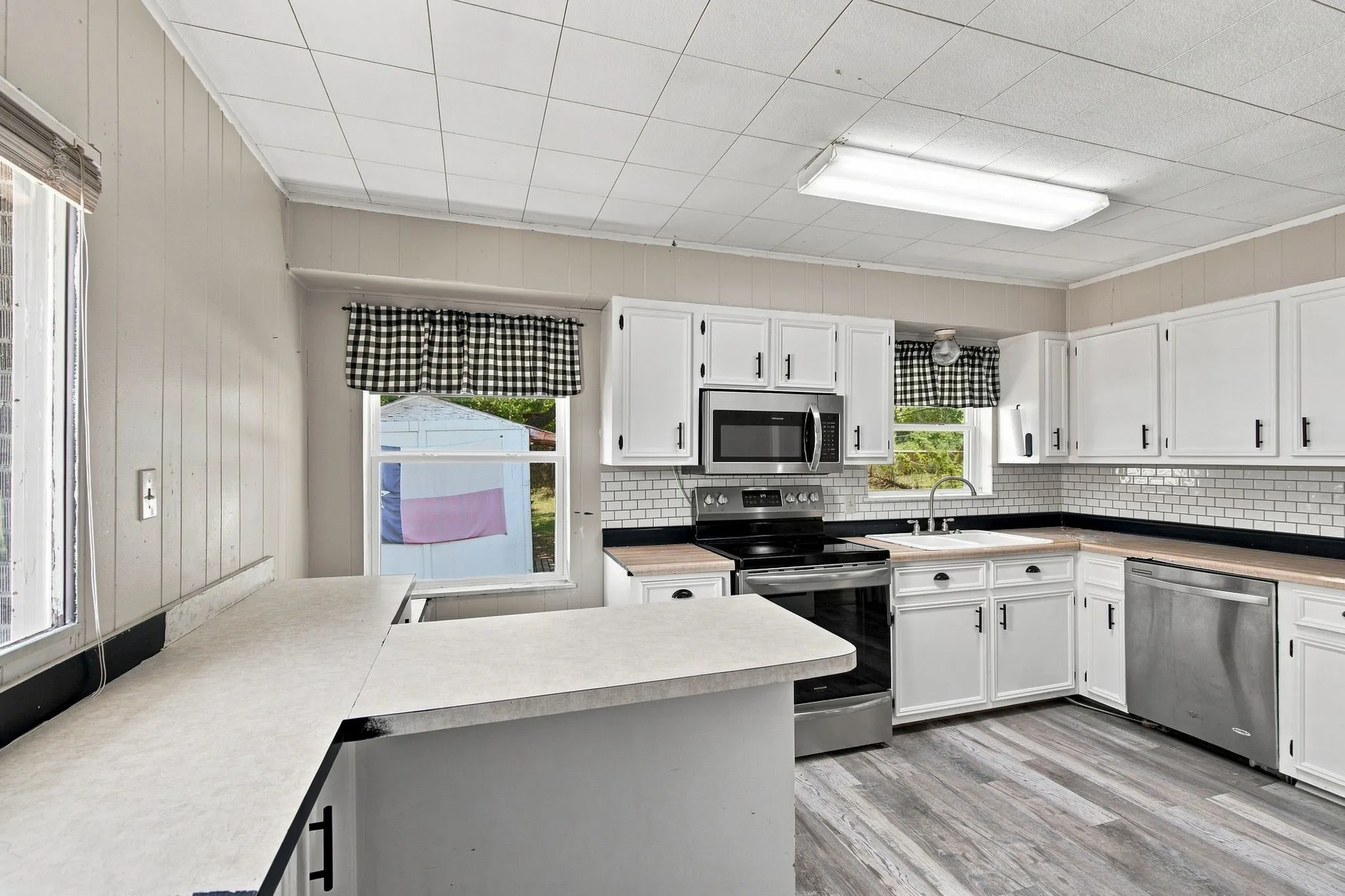 Single Family Residence For Sale in Dallas County , 726 N Carrier Parkway, Grand Prairie, Texas 75050, 3 Bedroom, 1 Bathroom, Garage spaces, 1,131 Sqft, built in 1954, mls#21325977, Real Estate Agent in Grand Prairie, Homes For Sale in Dallas county, Homes For Sale in Grand Prairie, Realtor in Grand Prairie Texas, Real Estate Brokerage Independent Realty Texas, Luminita Cordes Realtor