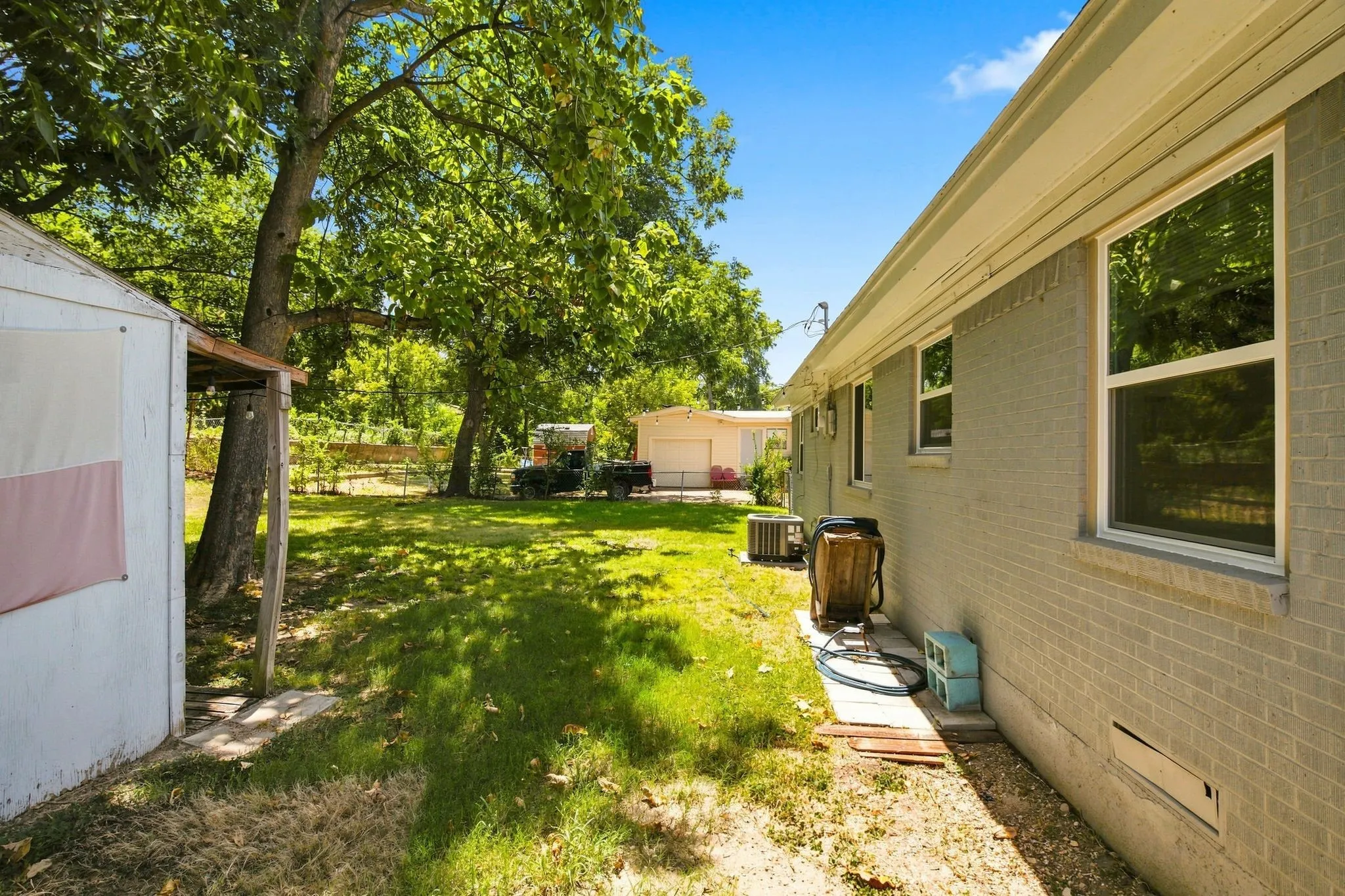 Single Family Residence For Sale in Dallas County , 726 N Carrier Parkway, Grand Prairie, Texas 75050, 3 Bedroom, 1 Bathroom, Garage spaces, 1,131 Sqft, built in 1954, mls#21325977, Real Estate Agent in Grand Prairie, Homes For Sale in Dallas county, Homes For Sale in Grand Prairie, Realtor in Grand Prairie Texas, Real Estate Brokerage Independent Realty Texas, Luminita Cordes Realtor