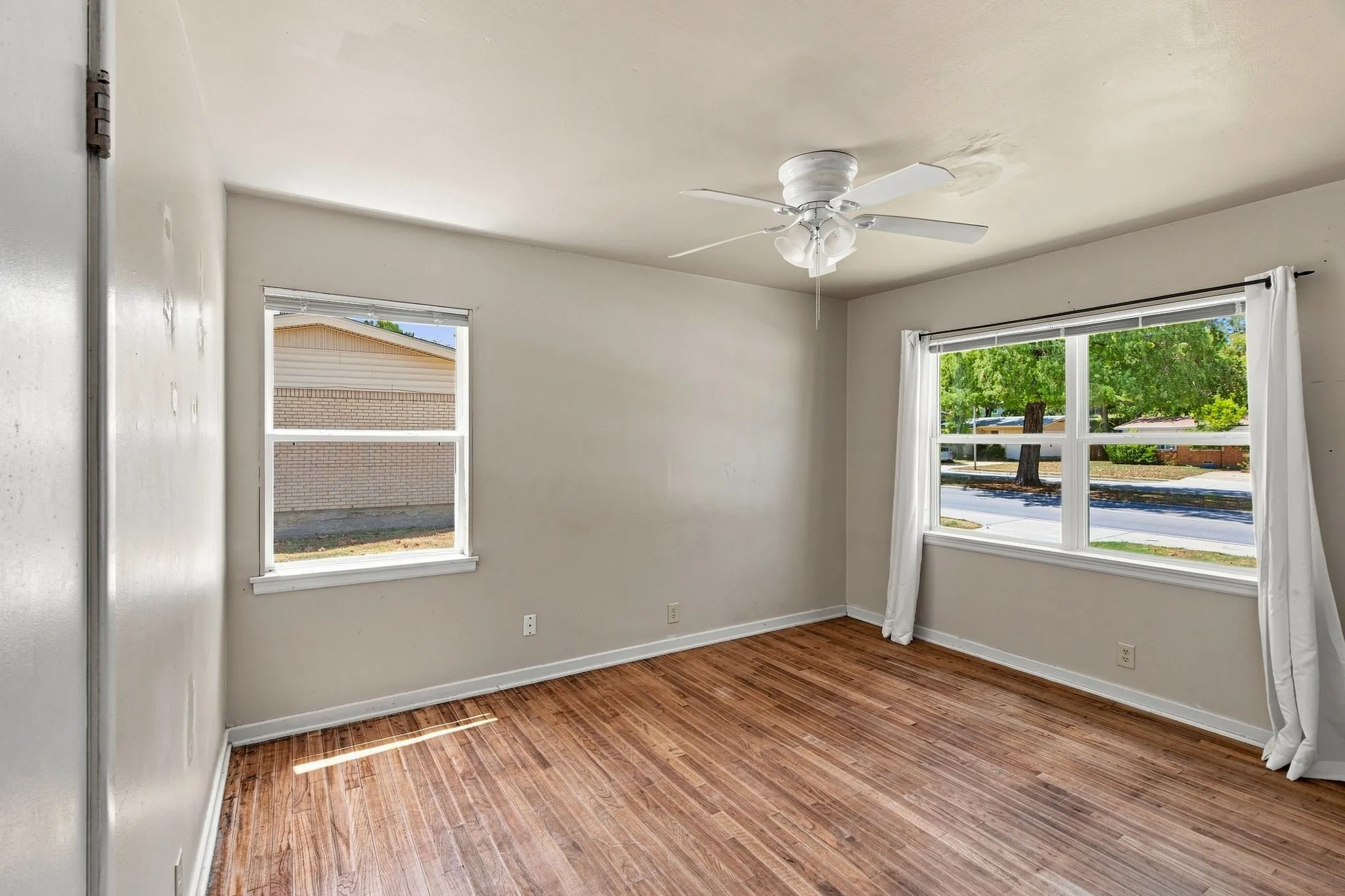 Single Family Residence For Sale in Dallas County , 726 N Carrier Parkway, Grand Prairie, Texas 75050, 3 Bedroom, 1 Bathroom, Garage spaces, 1,131 Sqft, built in 1954, mls#21325977, Real Estate Agent in Grand Prairie, Homes For Sale in Dallas county, Homes For Sale in Grand Prairie, Realtor in Grand Prairie Texas, Real Estate Brokerage Independent Realty Texas, Luminita Cordes Realtor
