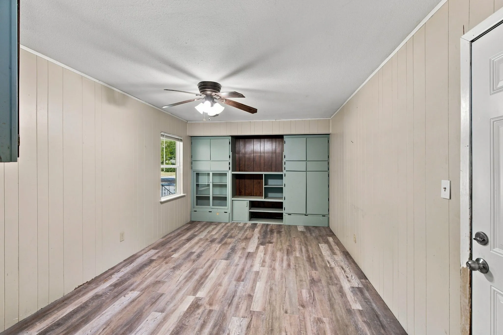 Single Family Residence For Sale in Dallas County , 726 N Carrier Parkway, Grand Prairie, Texas 75050, 3 Bedroom, 1 Bathroom, Garage spaces, 1,131 Sqft, built in 1954, mls#21325977, Real Estate Agent in Grand Prairie, Homes For Sale in Dallas county, Homes For Sale in Grand Prairie, Realtor in Grand Prairie Texas, Real Estate Brokerage Independent Realty Texas, Luminita Cordes Realtor