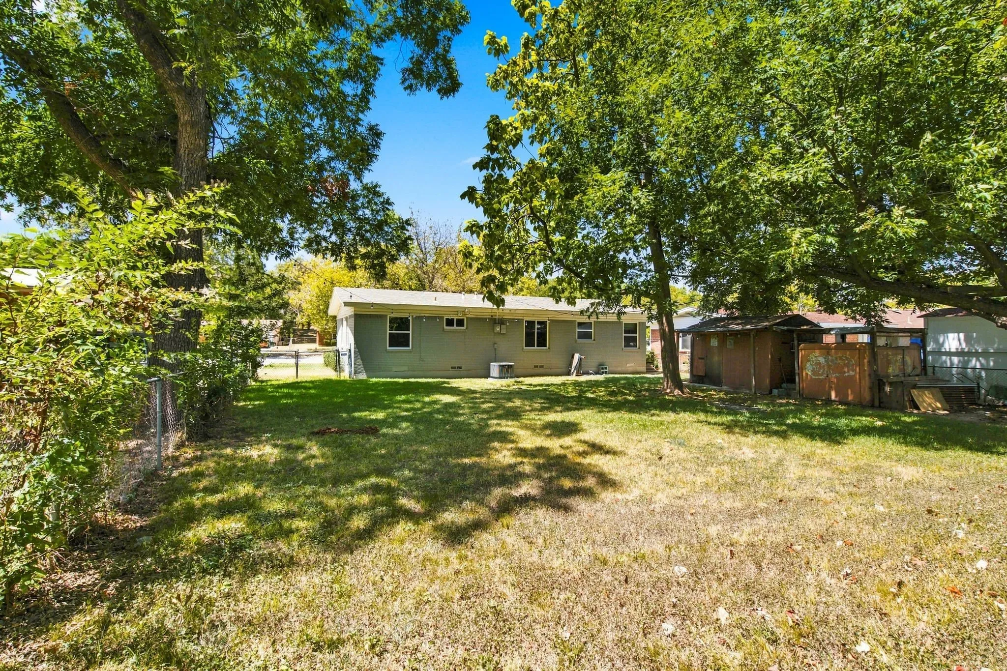 Single Family Residence For Sale in Dallas County , 726 N Carrier Parkway, Grand Prairie, Texas 75050, 3 Bedroom, 1 Bathroom, Garage spaces, 1,131 Sqft, built in 1954, mls#21325977, Real Estate Agent in Grand Prairie, Homes For Sale in Dallas county, Homes For Sale in Grand Prairie, Realtor in Grand Prairie Texas, Real Estate Brokerage Independent Realty Texas, Luminita Cordes Realtor