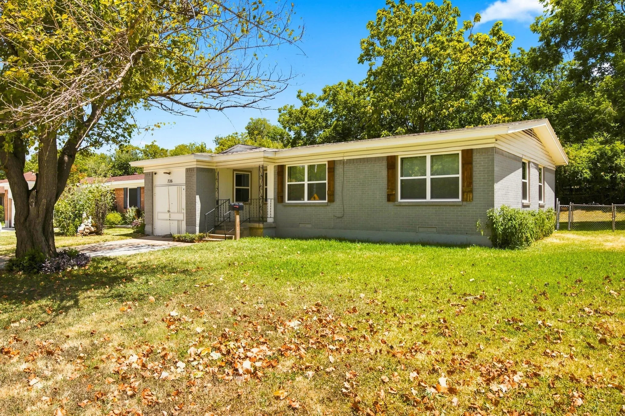 Single Family Residence For Sale in Dallas County , 726 N Carrier Parkway, Grand Prairie, Texas 75050, 3 Bedroom, 1 Bathroom, Garage spaces, 1,131 Sqft, built in 1954, mls#21325977, Real Estate Agent in Grand Prairie, Homes For Sale in Dallas county, Homes For Sale in Grand Prairie, Realtor in Grand Prairie Texas, Real Estate Brokerage Independent Realty Texas, Luminita Cordes Realtor