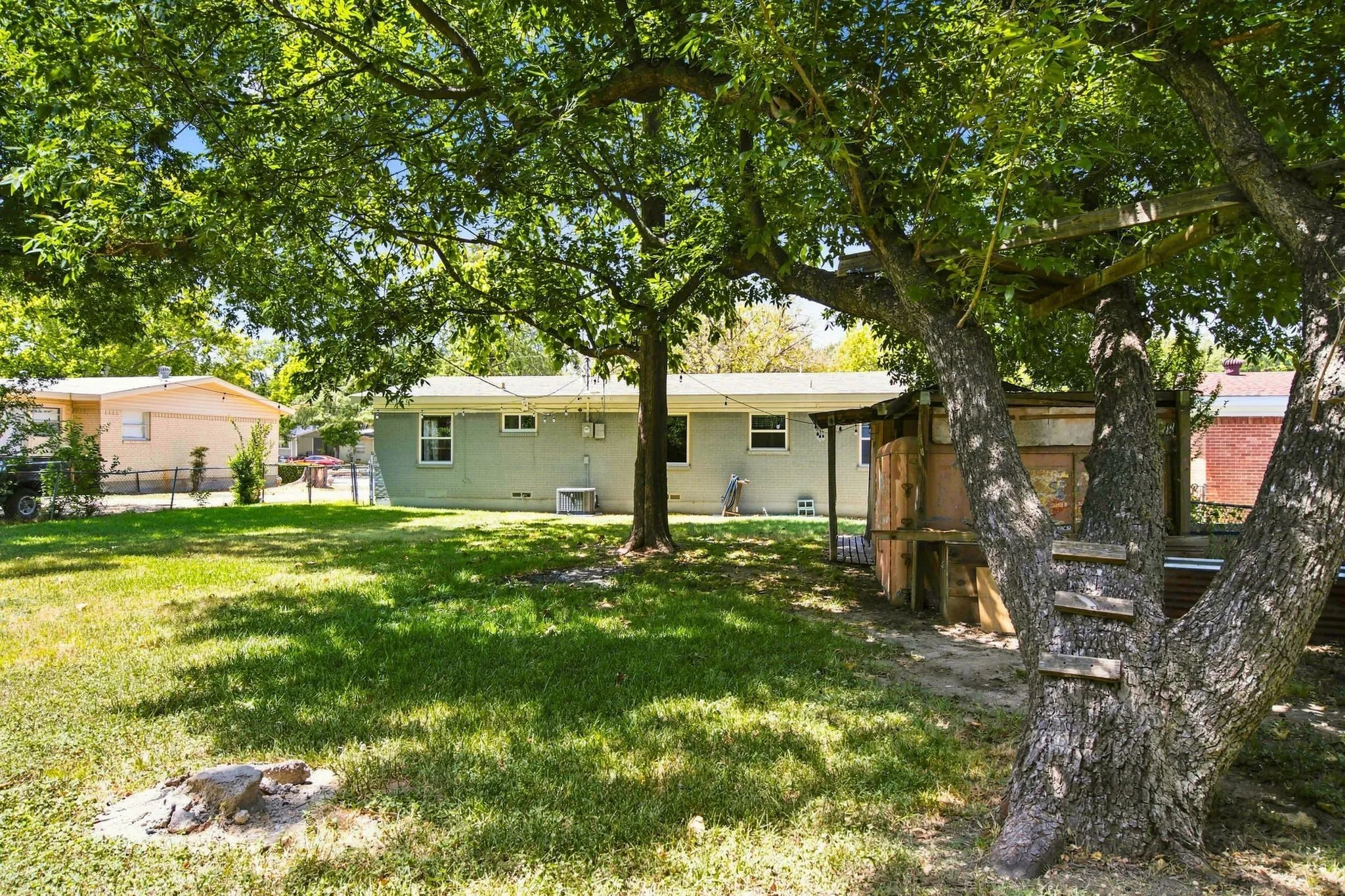 Single Family Residence For Sale in Dallas County , 726 N Carrier Parkway, Grand Prairie, Texas 75050, 3 Bedroom, 1 Bathroom, Garage spaces, 1,131 Sqft, built in 1954, mls#21325977, Real Estate Agent in Grand Prairie, Homes For Sale in Dallas county, Homes For Sale in Grand Prairie, Realtor in Grand Prairie Texas, Real Estate Brokerage Independent Realty Texas, Luminita Cordes Realtor