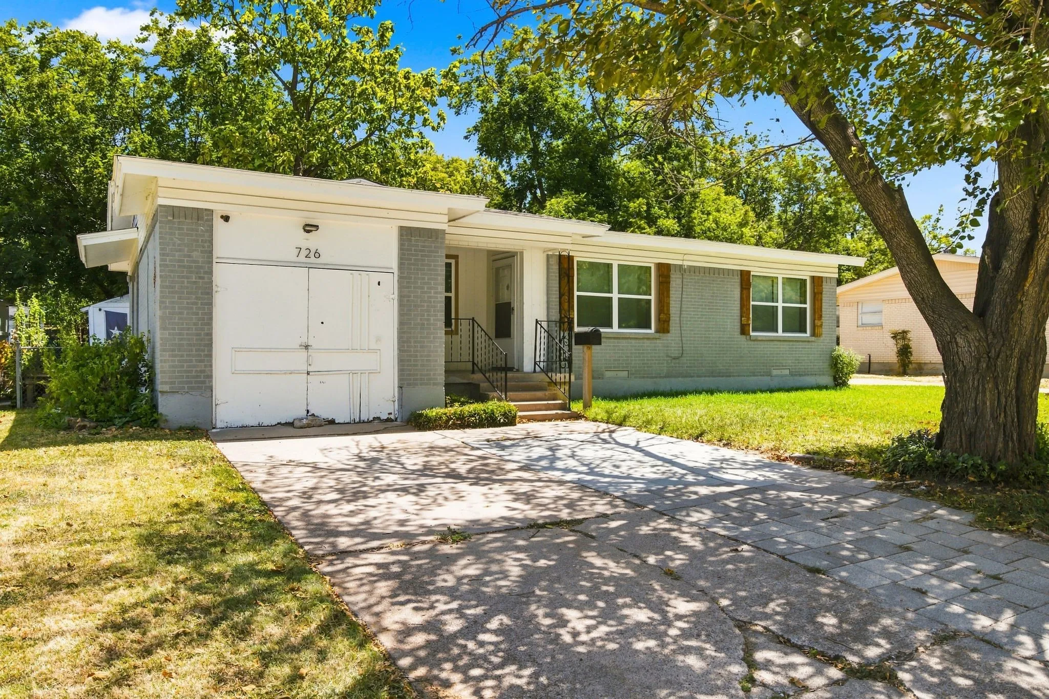 Single Family Residence For Sale in Dallas County , 726 N Carrier Parkway, Grand Prairie, Texas 75050, 3 Bedroom, 1 Bathroom, Garage spaces, 1,131 Sqft, built in 1954, mls#21325977, Real Estate Agent in Grand Prairie, Homes For Sale in Dallas county, Homes For Sale in Grand Prairie, Realtor in Grand Prairie Texas, Real Estate Brokerage Independent Realty Texas, Luminita Cordes Realtor