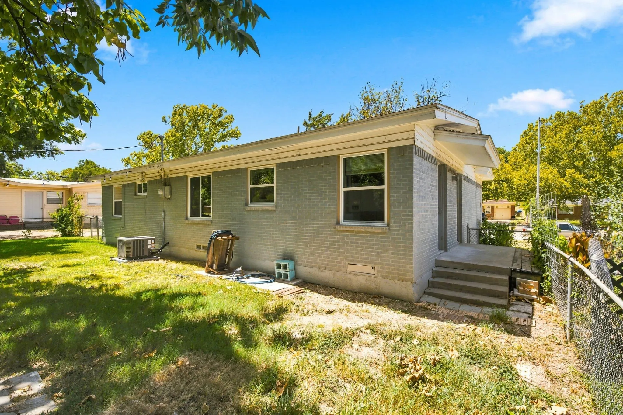 Single Family Residence For Sale in Dallas County , 726 N Carrier Parkway, Grand Prairie, Texas 75050, 3 Bedroom, 1 Bathroom, Garage spaces, 1,131 Sqft, built in 1954, mls#21325977, Real Estate Agent in Grand Prairie, Homes For Sale in Dallas county, Homes For Sale in Grand Prairie, Realtor in Grand Prairie Texas, Real Estate Brokerage Independent Realty Texas, Luminita Cordes Realtor
