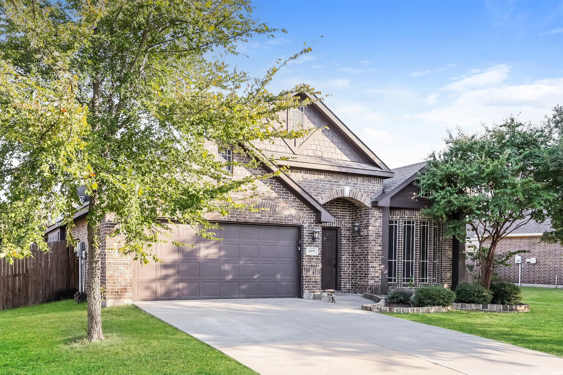 Single Family Residence For Sale in Johnson County , 1009 Rockcress Drive, Mansfield, Texas 76063, 4 Bedroom, 2 Bathroom, 2 Garage spaces, 2,037 Sqft, built in 2014, mls#21363352, Real Estate Agent in Mansfield, Homes For Sale in Johnson county, Homes For Sale in Mansfield, Realtor in Mansfield Texas, Real Estate Brokerage Independent Realty Texas, Luminita Cordes Realtor