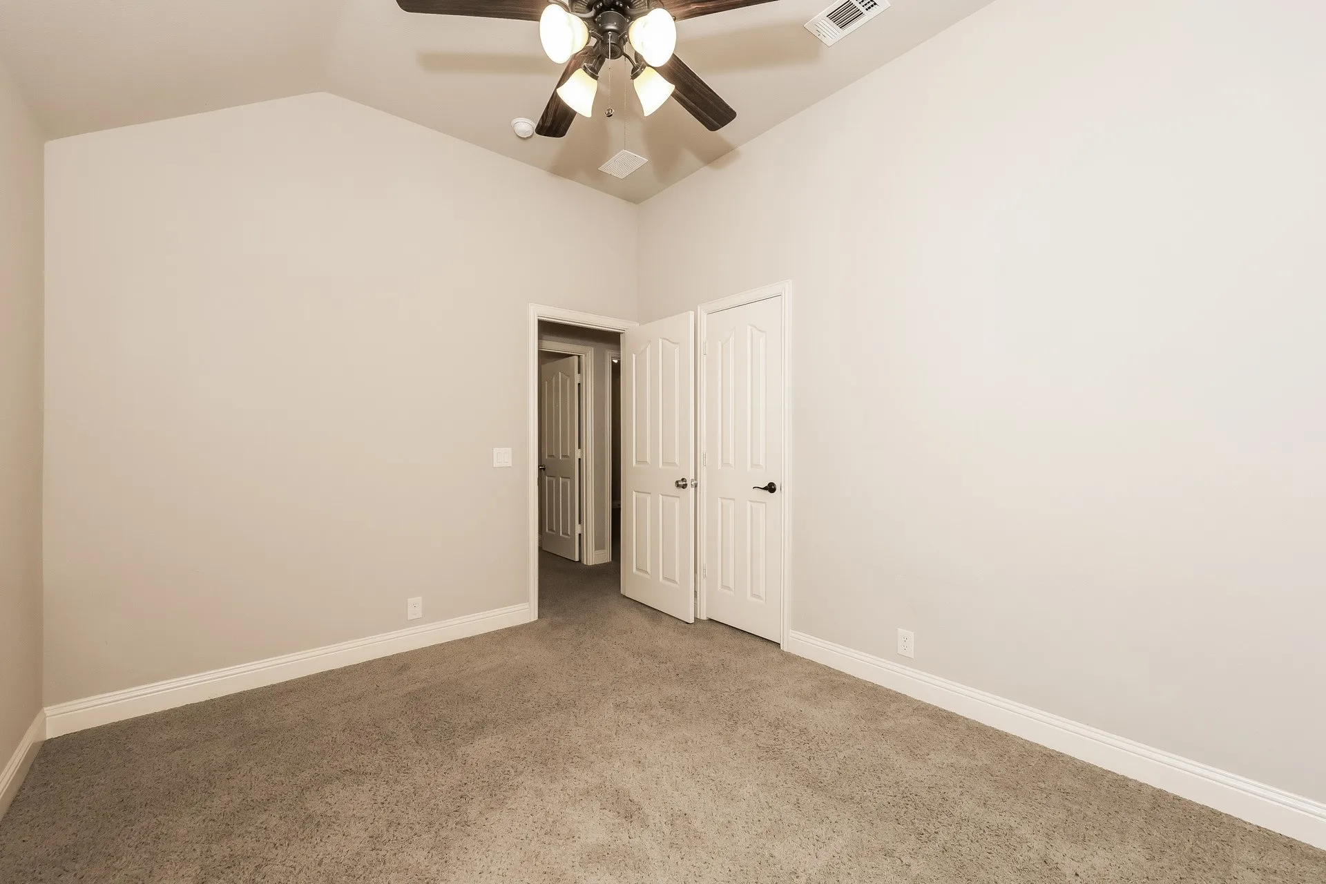 Single Family Residence For Sale in Johnson County , 1009 Rockcress Drive, Mansfield, Texas 76063, 4 Bedroom, 2 Bathroom, 2 Garage spaces, 2,037 Sqft, built in 2014, mls#21363352, Real Estate Agent in Mansfield, Homes For Sale in Johnson county, Homes For Sale in Mansfield, Realtor in Mansfield Texas, Real Estate Brokerage Independent Realty Texas, Luminita Cordes Realtor