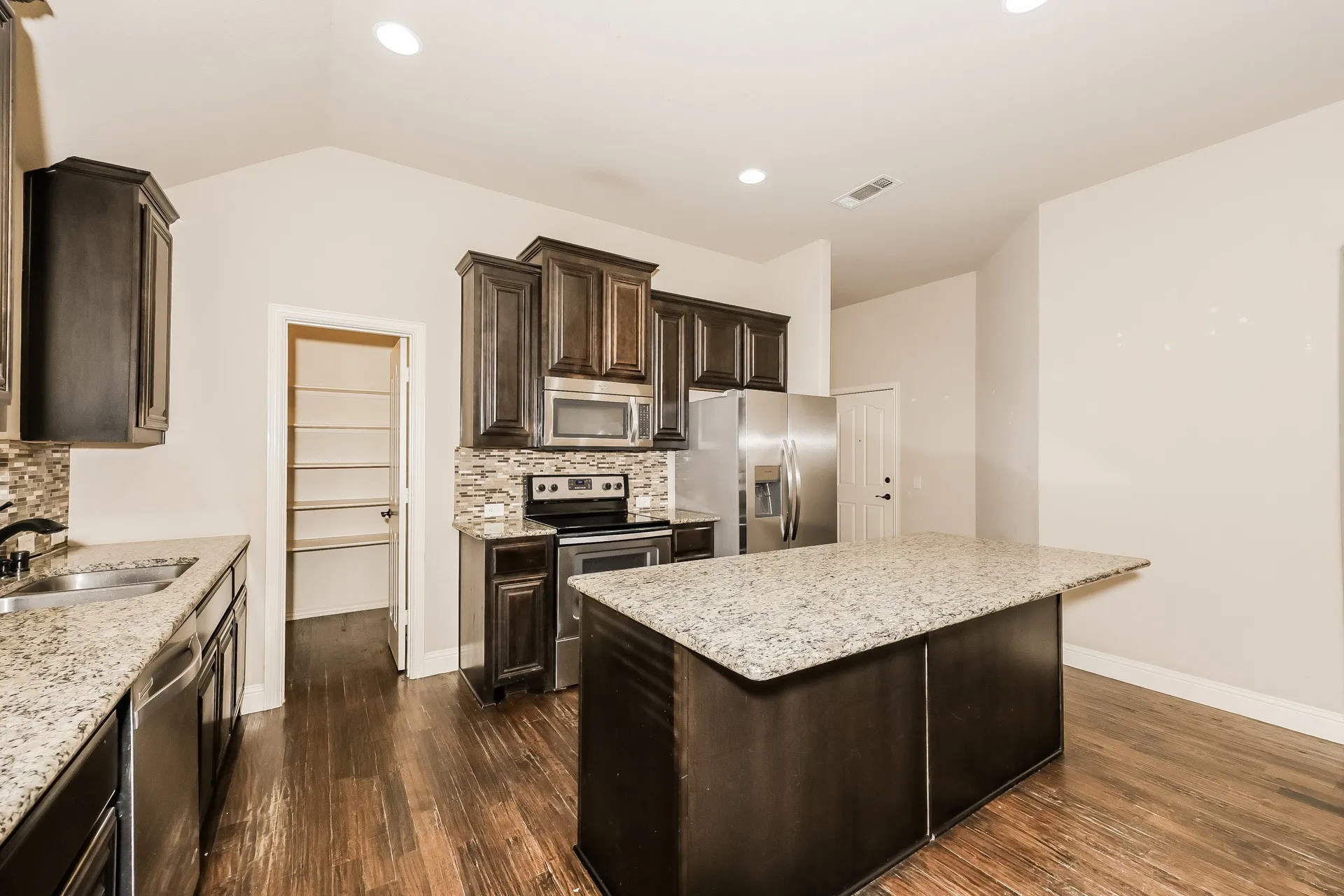 Single Family Residence For Sale in Johnson County , 1009 Rockcress Drive, Mansfield, Texas 76063, 4 Bedroom, 2 Bathroom, 2 Garage spaces, 2,037 Sqft, built in 2014, mls#21363352, Real Estate Agent in Mansfield, Homes For Sale in Johnson county, Homes For Sale in Mansfield, Realtor in Mansfield Texas, Real Estate Brokerage Independent Realty Texas, Luminita Cordes Realtor
