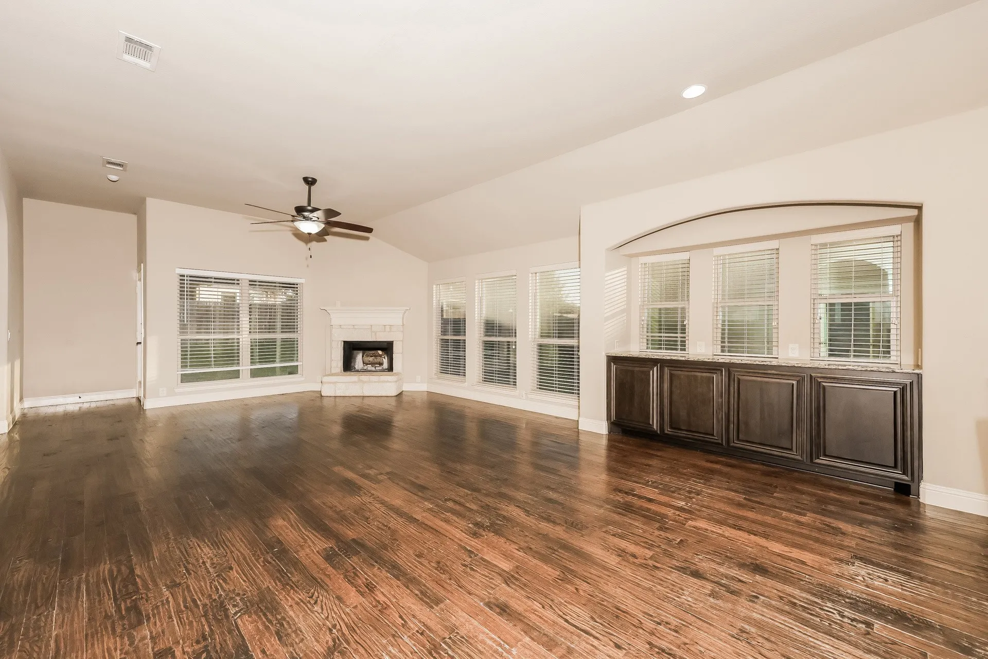Single Family Residence For Sale in Johnson County , 1009 Rockcress Drive, Mansfield, Texas 76063, 4 Bedroom, 2 Bathroom, 2 Garage spaces, 2,037 Sqft, built in 2014, mls#21363352, Real Estate Agent in Mansfield, Homes For Sale in Johnson county, Homes For Sale in Mansfield, Realtor in Mansfield Texas, Real Estate Brokerage Independent Realty Texas, Luminita Cordes Realtor