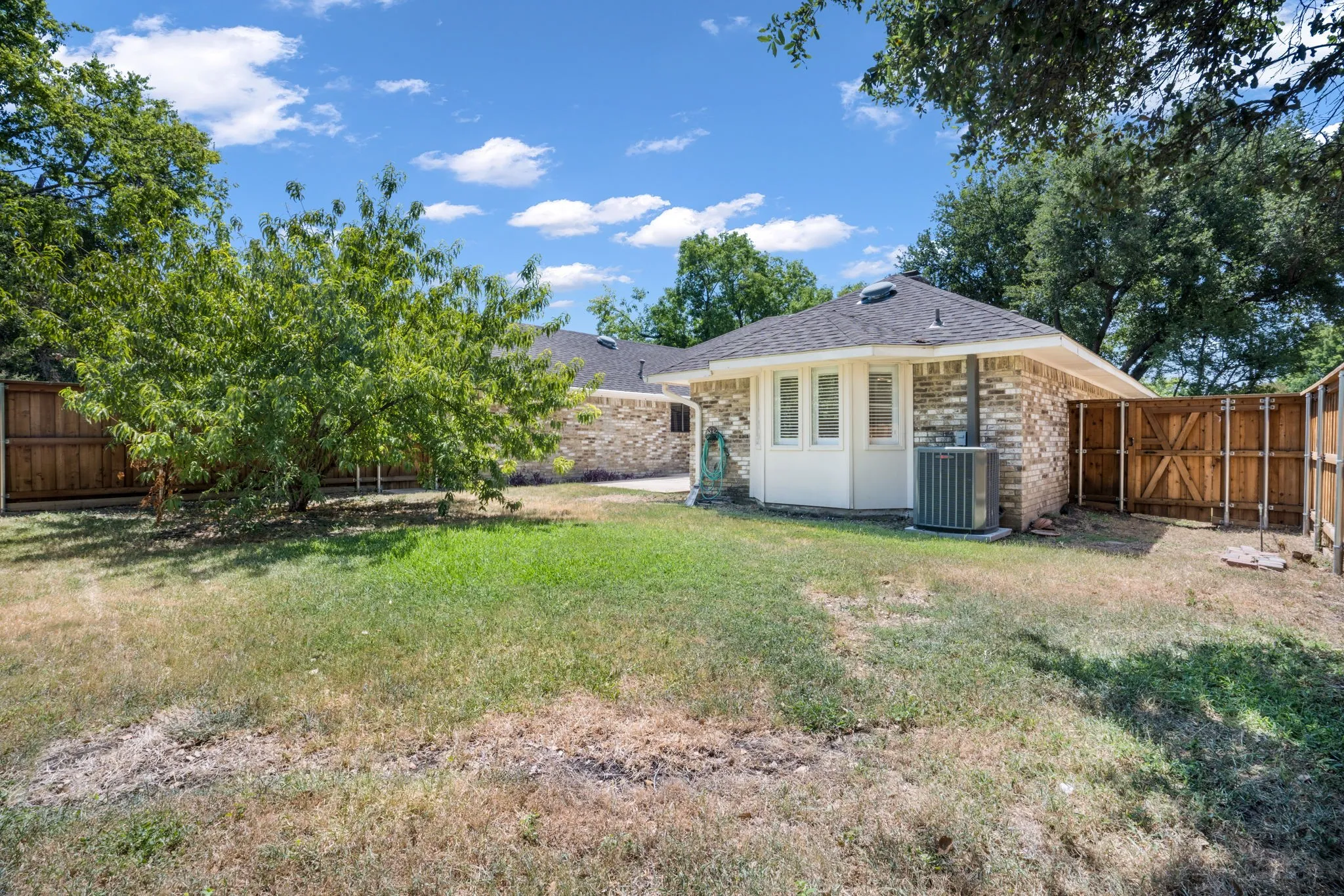 Single Family Residence For Sale in Dallas County , 10115 Laingtree Drive, Dallas, Texas 75243, 4 Bedroom, 3 Bathroom, 2 Garage spaces, 2,420 Sqft, built in 1976, mls#21363119, Real Estate Agent in Dallas, Homes For Sale in Dallas county, Homes For Sale in Dallas, Realtor in Dallas Texas, Real Estate Brokerage Independent Realty Texas, Luminita Cordes Realtor