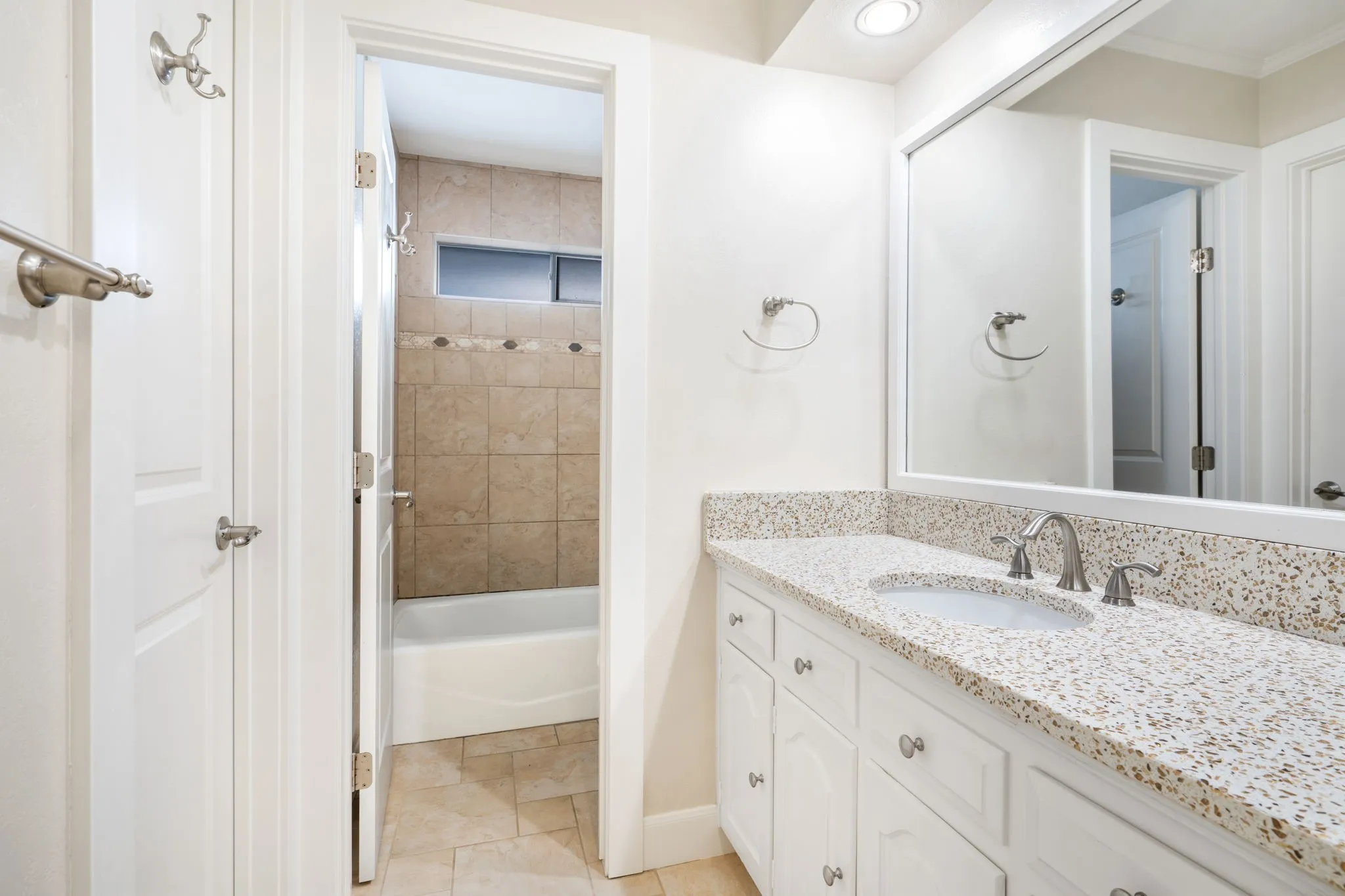 Single Family Residence For Sale in Dallas County , 10115 Laingtree Drive, Dallas, Texas 75243, 4 Bedroom, 3 Bathroom, 2 Garage spaces, 2,420 Sqft, built in 1976, mls#21363119, Real Estate Agent in Dallas, Homes For Sale in Dallas county, Homes For Sale in Dallas, Realtor in Dallas Texas, Real Estate Brokerage Independent Realty Texas, Luminita Cordes Realtor
