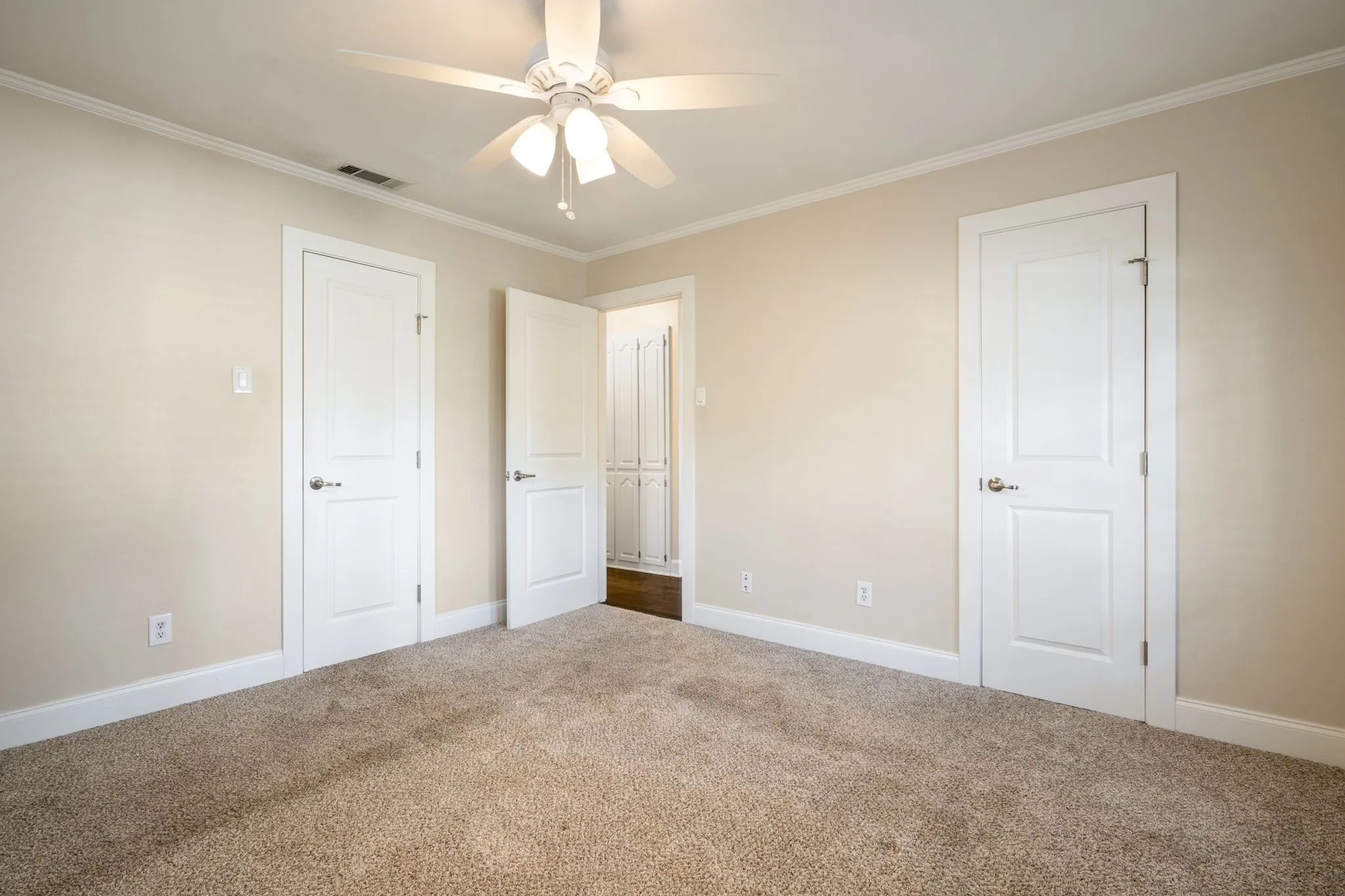 Single Family Residence For Sale in Dallas County , 10115 Laingtree Drive, Dallas, Texas 75243, 4 Bedroom, 3 Bathroom, 2 Garage spaces, 2,420 Sqft, built in 1976, mls#21363119, Real Estate Agent in Dallas, Homes For Sale in Dallas county, Homes For Sale in Dallas, Realtor in Dallas Texas, Real Estate Brokerage Independent Realty Texas, Luminita Cordes Realtor