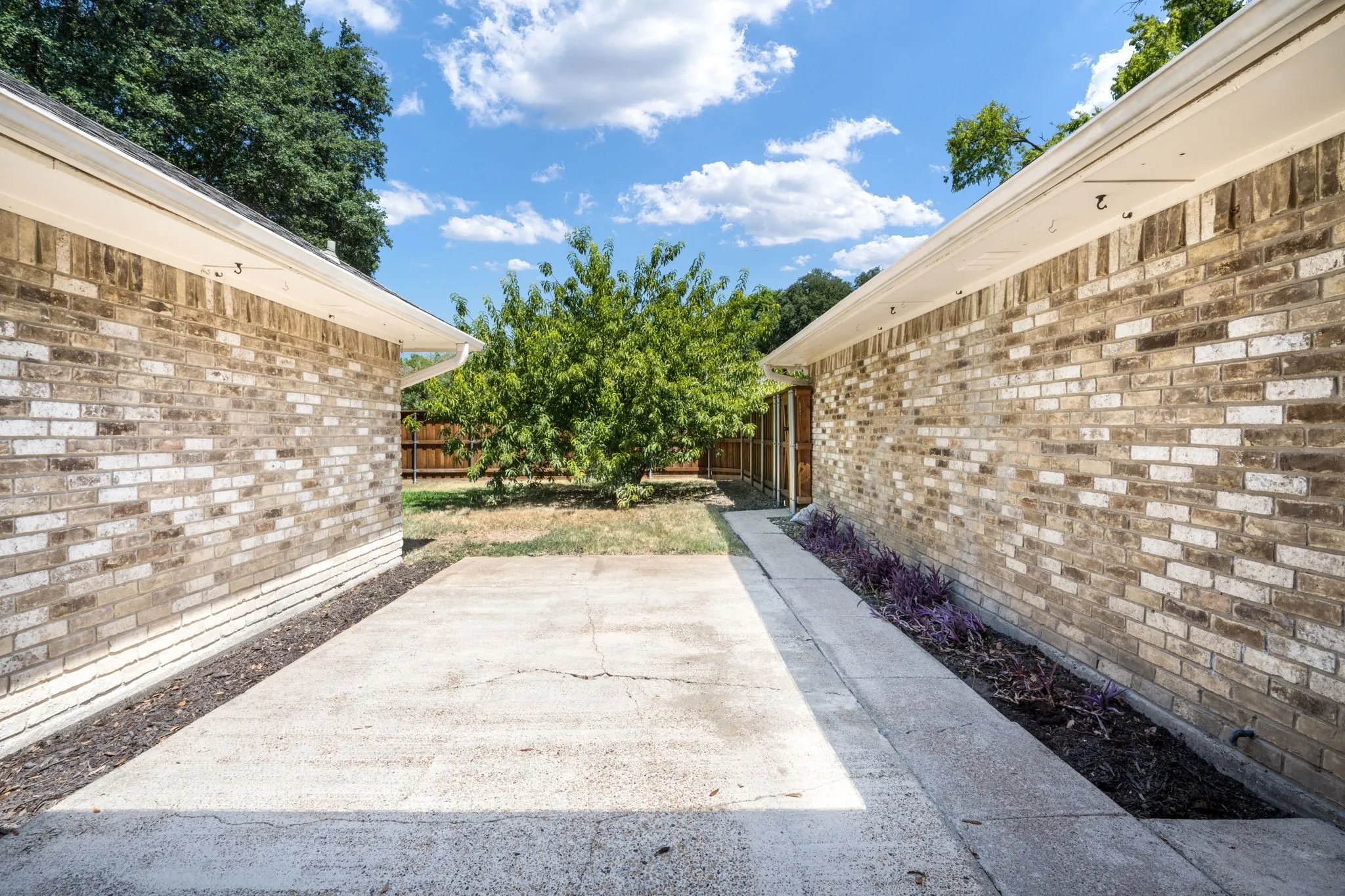 Single Family Residence For Sale in Dallas County , 10115 Laingtree Drive, Dallas, Texas 75243, 4 Bedroom, 3 Bathroom, 2 Garage spaces, 2,420 Sqft, built in 1976, mls#21363119, Real Estate Agent in Dallas, Homes For Sale in Dallas county, Homes For Sale in Dallas, Realtor in Dallas Texas, Real Estate Brokerage Independent Realty Texas, Luminita Cordes Realtor