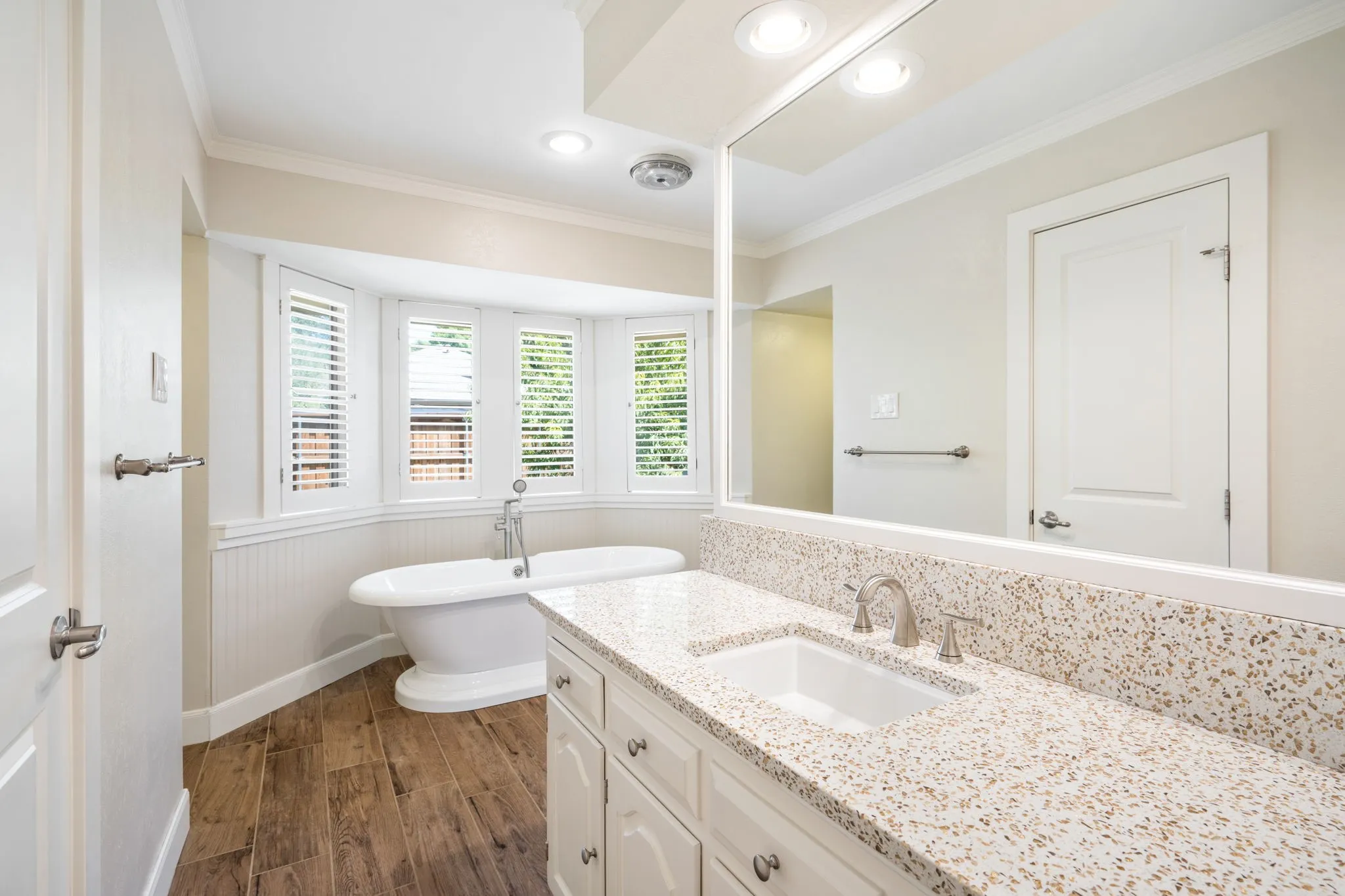 Single Family Residence For Sale in Dallas County , 10115 Laingtree Drive, Dallas, Texas 75243, 4 Bedroom, 3 Bathroom, 2 Garage spaces, 2,420 Sqft, built in 1976, mls#21363119, Real Estate Agent in Dallas, Homes For Sale in Dallas county, Homes For Sale in Dallas, Realtor in Dallas Texas, Real Estate Brokerage Independent Realty Texas, Luminita Cordes Realtor