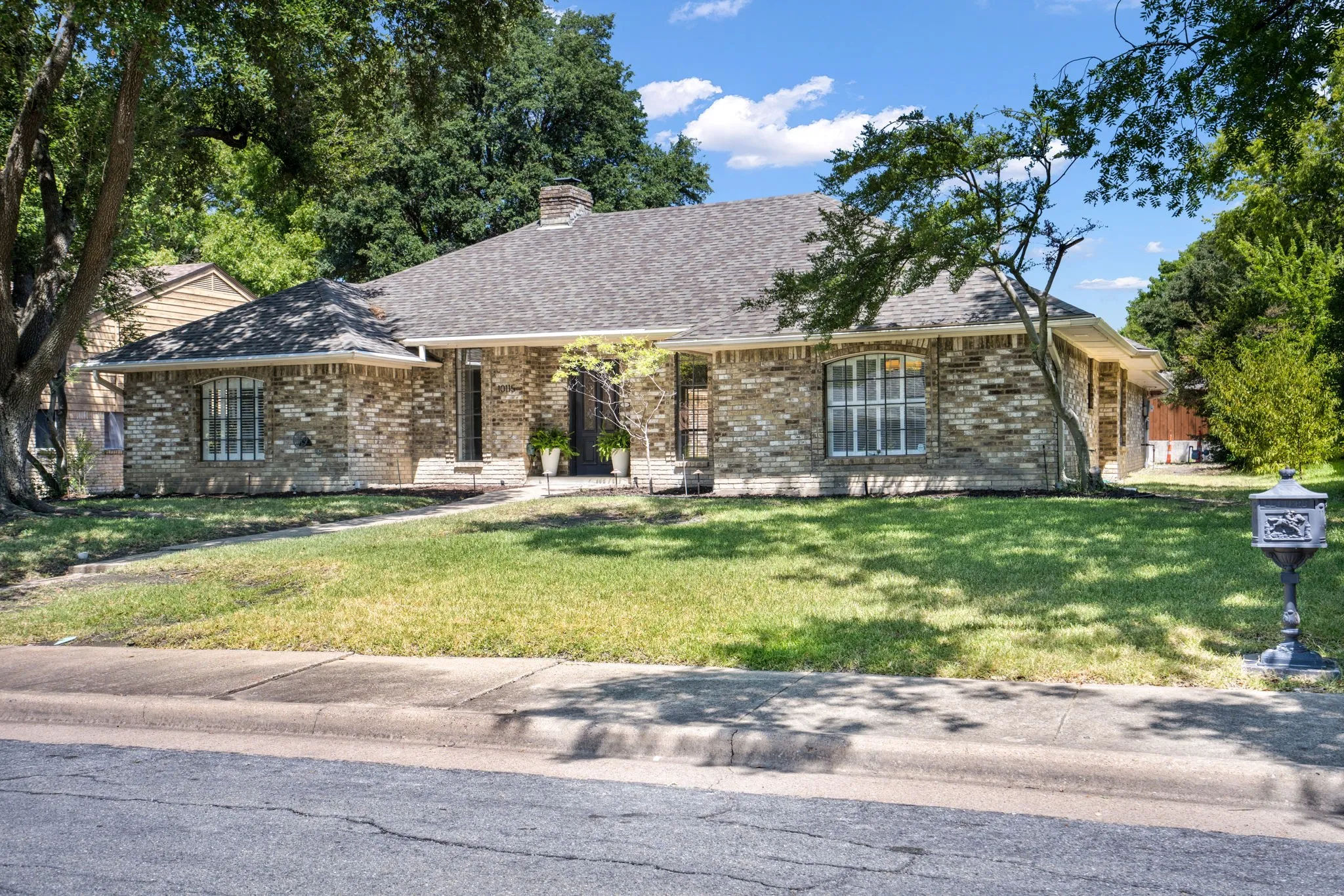 Single Family Residence For Sale in Dallas County , 10115 Laingtree Drive, Dallas, Texas 75243, 4 Bedroom, 3 Bathroom, 2 Garage spaces, 2,420 Sqft, built in 1976, mls#21363119, Real Estate Agent in Dallas, Homes For Sale in Dallas county, Homes For Sale in Dallas, Realtor in Dallas Texas, Real Estate Brokerage Independent Realty Texas, Luminita Cordes Realtor