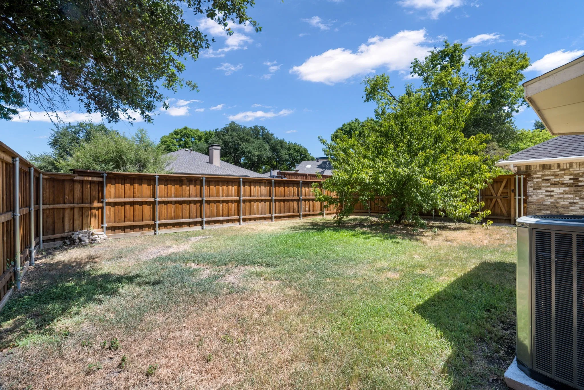 Single Family Residence For Sale in Dallas County , 10115 Laingtree Drive, Dallas, Texas 75243, 4 Bedroom, 3 Bathroom, 2 Garage spaces, 2,420 Sqft, built in 1976, mls#21363119, Real Estate Agent in Dallas, Homes For Sale in Dallas county, Homes For Sale in Dallas, Realtor in Dallas Texas, Real Estate Brokerage Independent Realty Texas, Luminita Cordes Realtor