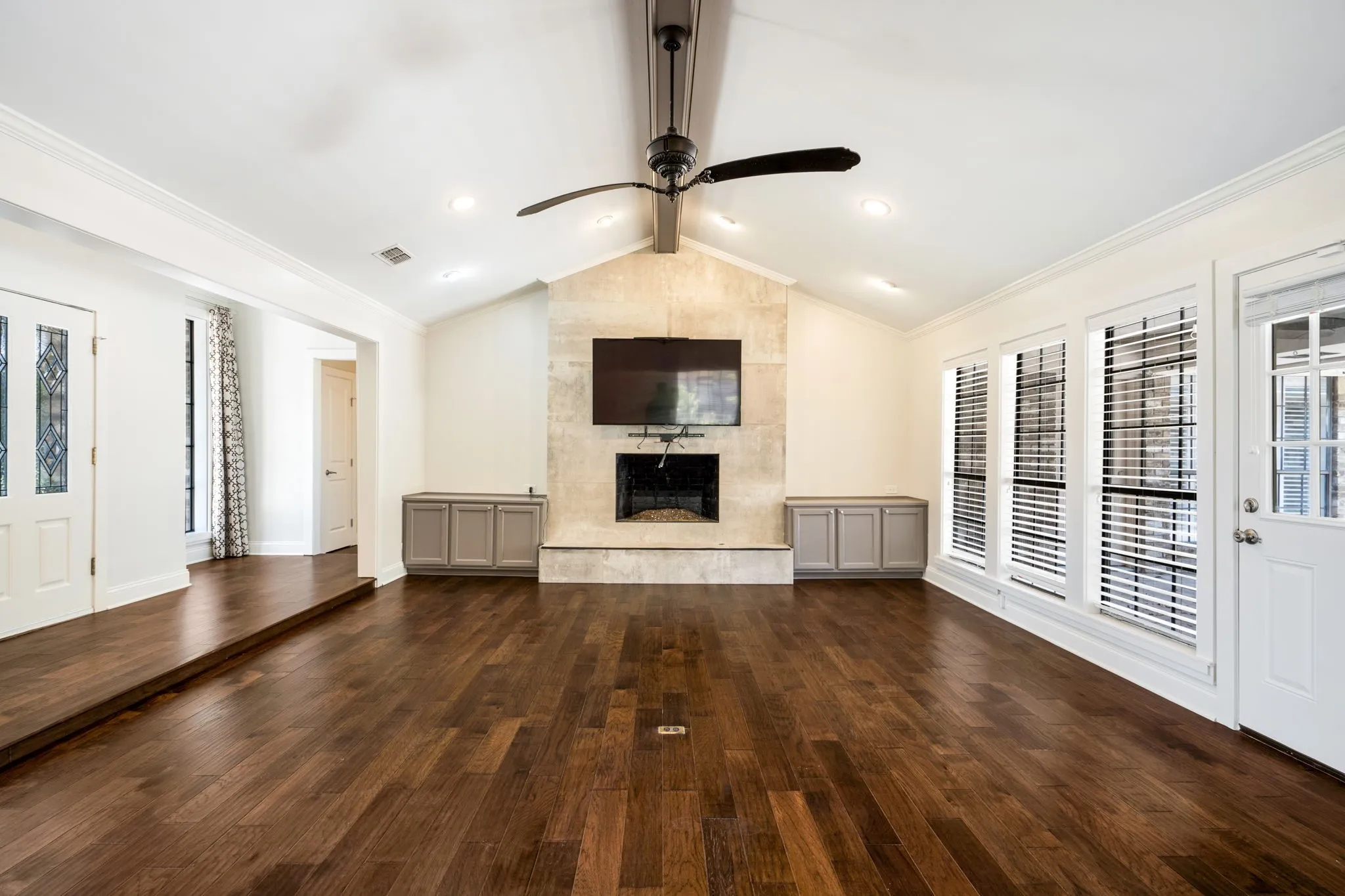 Single Family Residence For Sale in Dallas County , 10115 Laingtree Drive, Dallas, Texas 75243, 4 Bedroom, 3 Bathroom, 2 Garage spaces, 2,420 Sqft, built in 1976, mls#21363119, Real Estate Agent in Dallas, Homes For Sale in Dallas county, Homes For Sale in Dallas, Realtor in Dallas Texas, Real Estate Brokerage Independent Realty Texas, Luminita Cordes Realtor