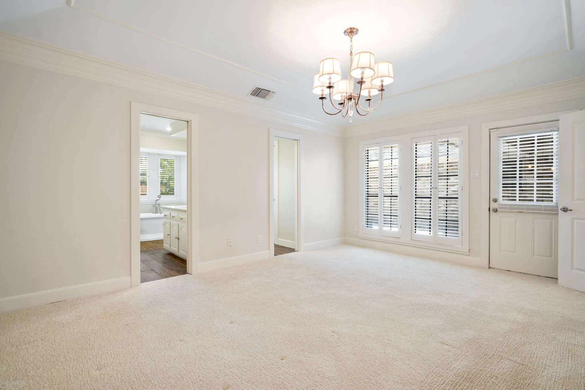 Single Family Residence For Sale in Dallas County , 10115 Laingtree Drive, Dallas, Texas 75243, 4 Bedroom, 3 Bathroom, 2 Garage spaces, 2,420 Sqft, built in 1976, mls#21363119, Real Estate Agent in Dallas, Homes For Sale in Dallas county, Homes For Sale in Dallas, Realtor in Dallas Texas, Real Estate Brokerage Independent Realty Texas, Luminita Cordes Realtor