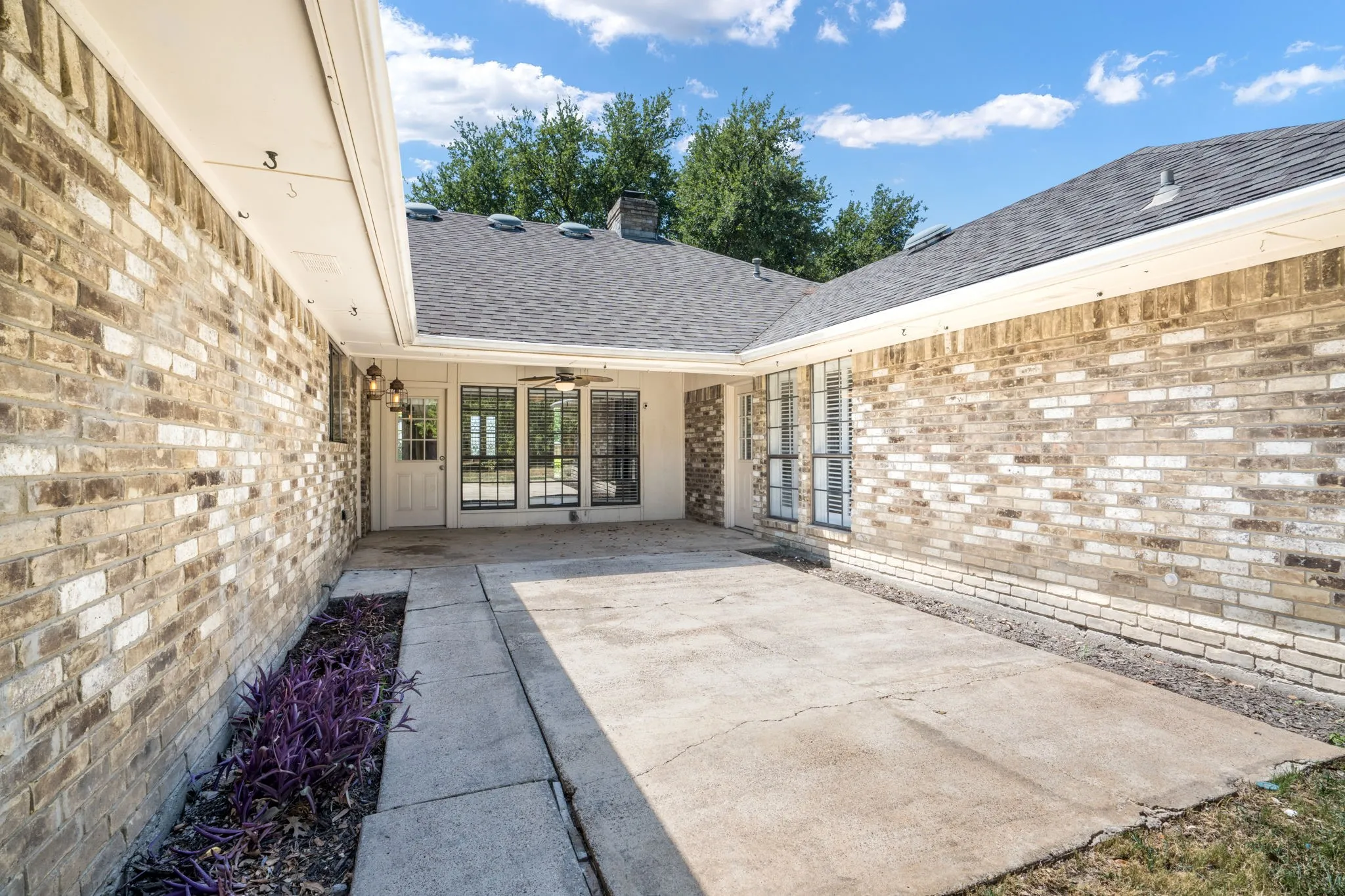 Single Family Residence For Sale in Dallas County , 10115 Laingtree Drive, Dallas, Texas 75243, 4 Bedroom, 3 Bathroom, 2 Garage spaces, 2,420 Sqft, built in 1976, mls#21363119, Real Estate Agent in Dallas, Homes For Sale in Dallas county, Homes For Sale in Dallas, Realtor in Dallas Texas, Real Estate Brokerage Independent Realty Texas, Luminita Cordes Realtor