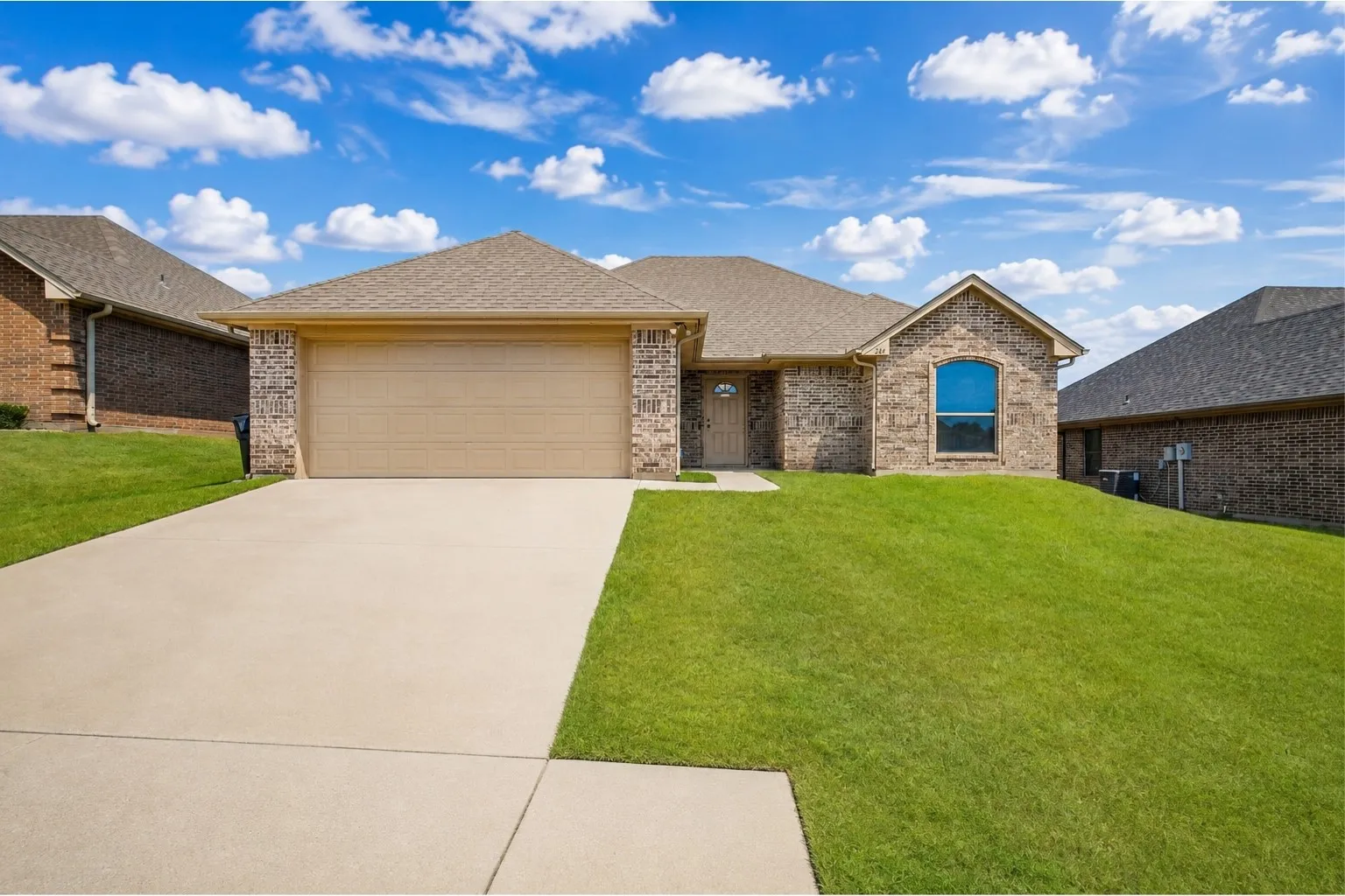 Single Family Residence For Sale in Parker County , 1245 Newcastle Drive, Weatherford, Texas 76086, 3 Bedroom, 2 Bathroom, 2 Garage spaces, 1,460 Sqft, built in 2014, mls#21364686, Real Estate Agent in Weatherford, Homes For Sale in Parker county, Homes For Sale in Weatherford, Realtor in Weatherford Texas, Real Estate Brokerage Independent Realty Texas, Luminita Cordes Realtor