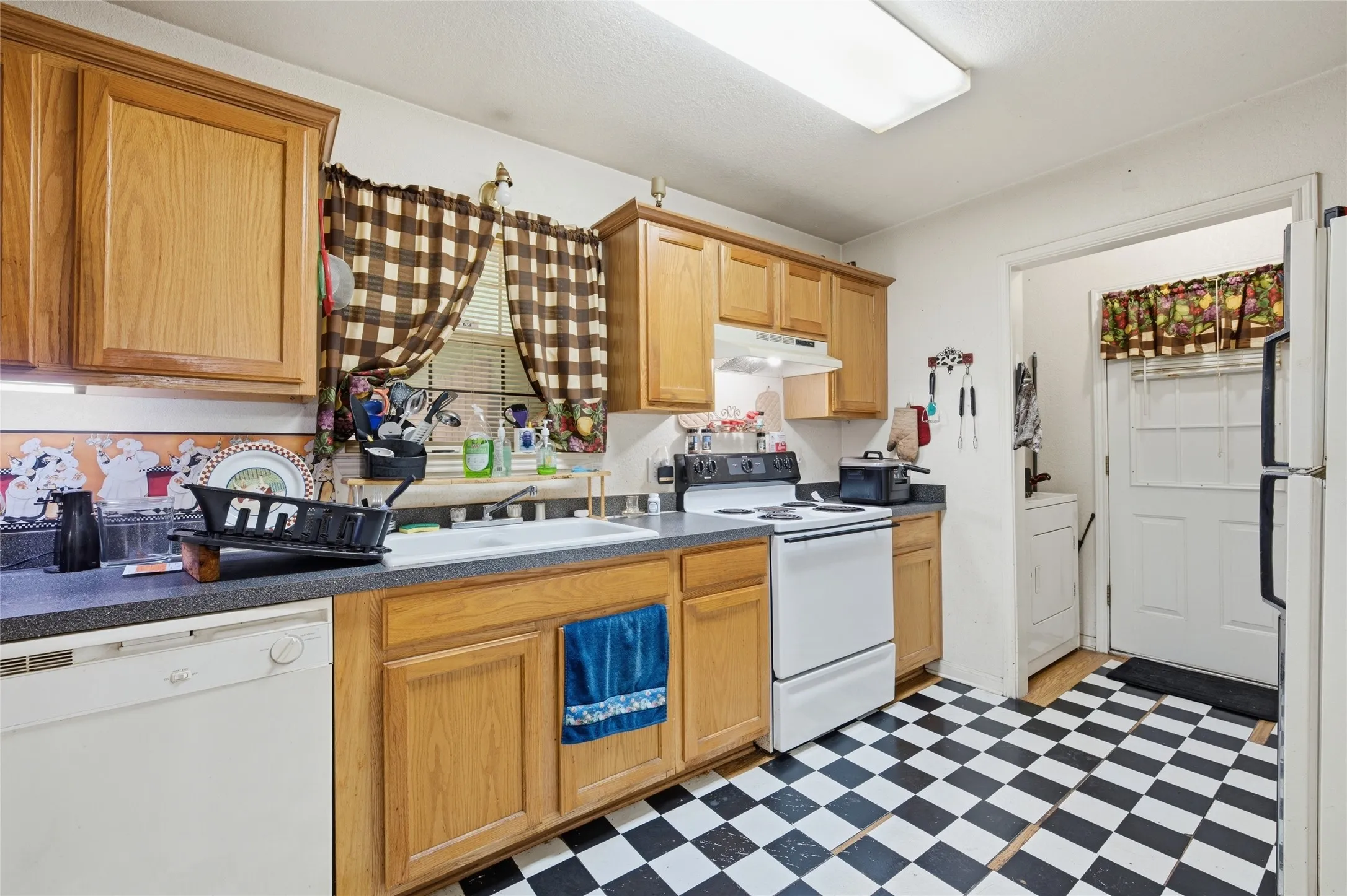 Single Family Residence For Sale in Mc Lennan County , 1300 Spring Street, Waco, Texas 76704, 3 Bedroom, 2 Bathroom, Garage spaces, 1,264 Sqft, built in 2001, Price $199,900, mls#21363460, Real Estate Agent in Waco, Homes For Sale in Mc Lennan county, Homes For Sale in Waco, Realtor in Waco Texas, Real Estate Brokerage Independent Realty Texas, Luminita Cordes Realtor