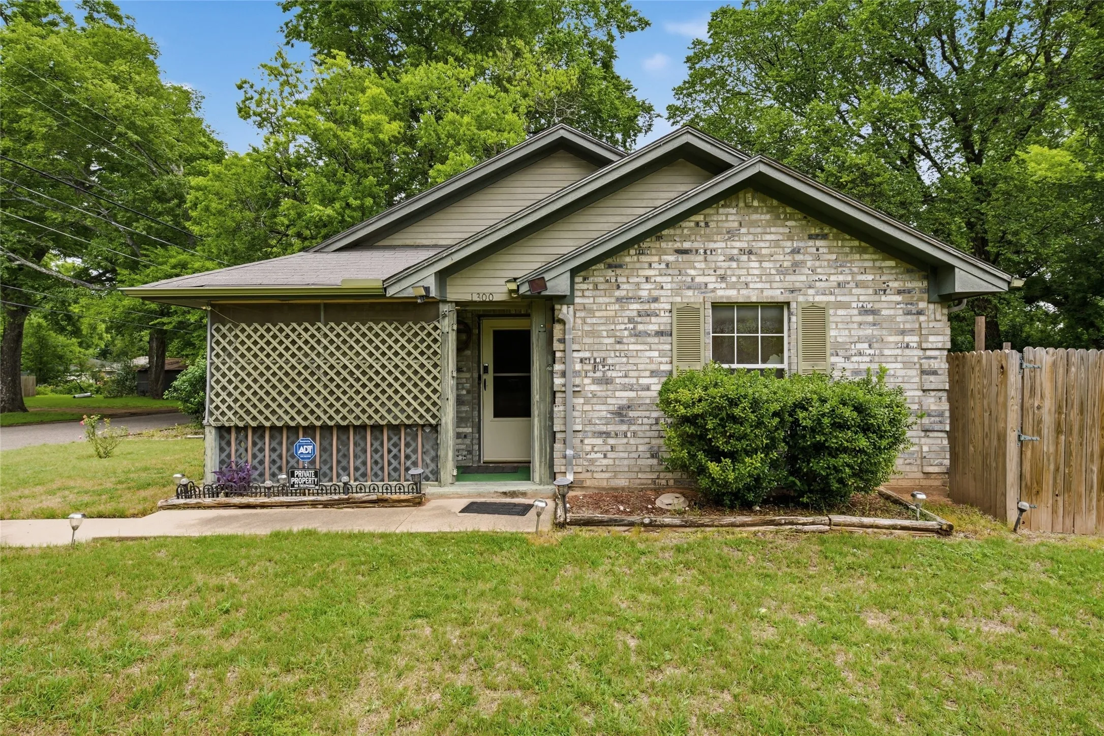 Single Family Residence For Sale in Mc Lennan County , 1300 Spring Street, Waco, Texas 76704, 3 Bedroom, 2 Bathroom, Garage spaces, 1,264 Sqft, built in 2001, Price $199,900, mls#21363460, Real Estate Agent in Waco, Homes For Sale in Mc Lennan county, Homes For Sale in Waco, Realtor in Waco Texas, Real Estate Brokerage Independent Realty Texas, Luminita Cordes Realtor