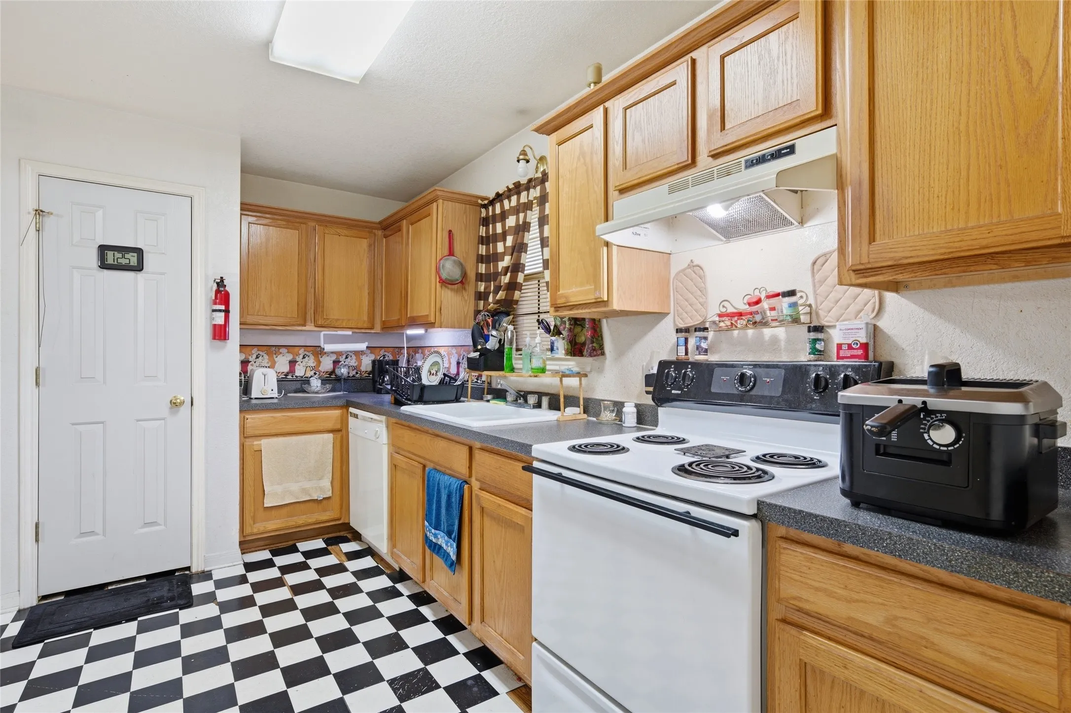 Single Family Residence For Sale in Mc Lennan County , 1300 Spring Street, Waco, Texas 76704, 3 Bedroom, 2 Bathroom, Garage spaces, 1,264 Sqft, built in 2001, Price $199,900, mls#21363460, Real Estate Agent in Waco, Homes For Sale in Mc Lennan county, Homes For Sale in Waco, Realtor in Waco Texas, Real Estate Brokerage Independent Realty Texas, Luminita Cordes Realtor