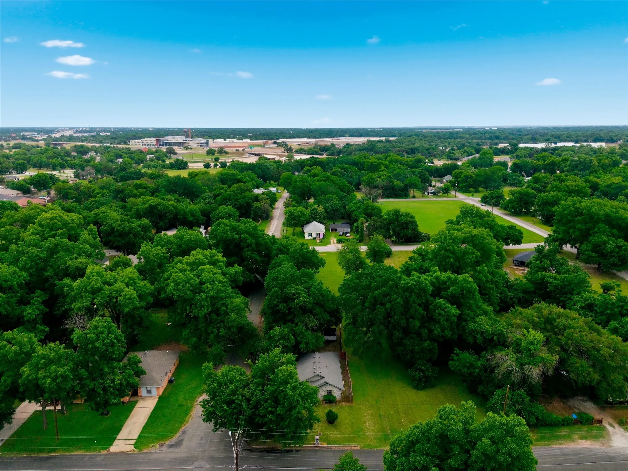 Single Family Residence For Sale in Mc Lennan County , 1300 Spring Street, Waco, Texas 76704, 3 Bedroom, 2 Bathroom, Garage spaces, 1,264 Sqft, built in 2001, Price $199,900, mls#21363460, Real Estate Agent in Waco, Homes For Sale in Mc Lennan county, Homes For Sale in Waco, Realtor in Waco Texas, Real Estate Brokerage Independent Realty Texas, Luminita Cordes Realtor