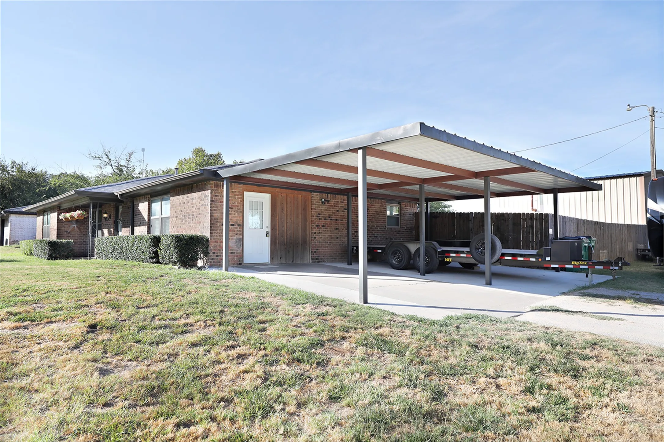 Single Family Residence For Sale in Montague County , 251 Alicia Street, Bowie, Texas 76230, 3 Bedroom, 2 Bathroom, 2 Garage spaces, 1,738 Sqft, built in 1969, mls#21357591, Real Estate Agent in Bowie, Homes For Sale in Montague county, Homes For Sale in Bowie, Realtor in Bowie Texas, Real Estate Brokerage Independent Realty Texas, Luminita Cordes Realtor